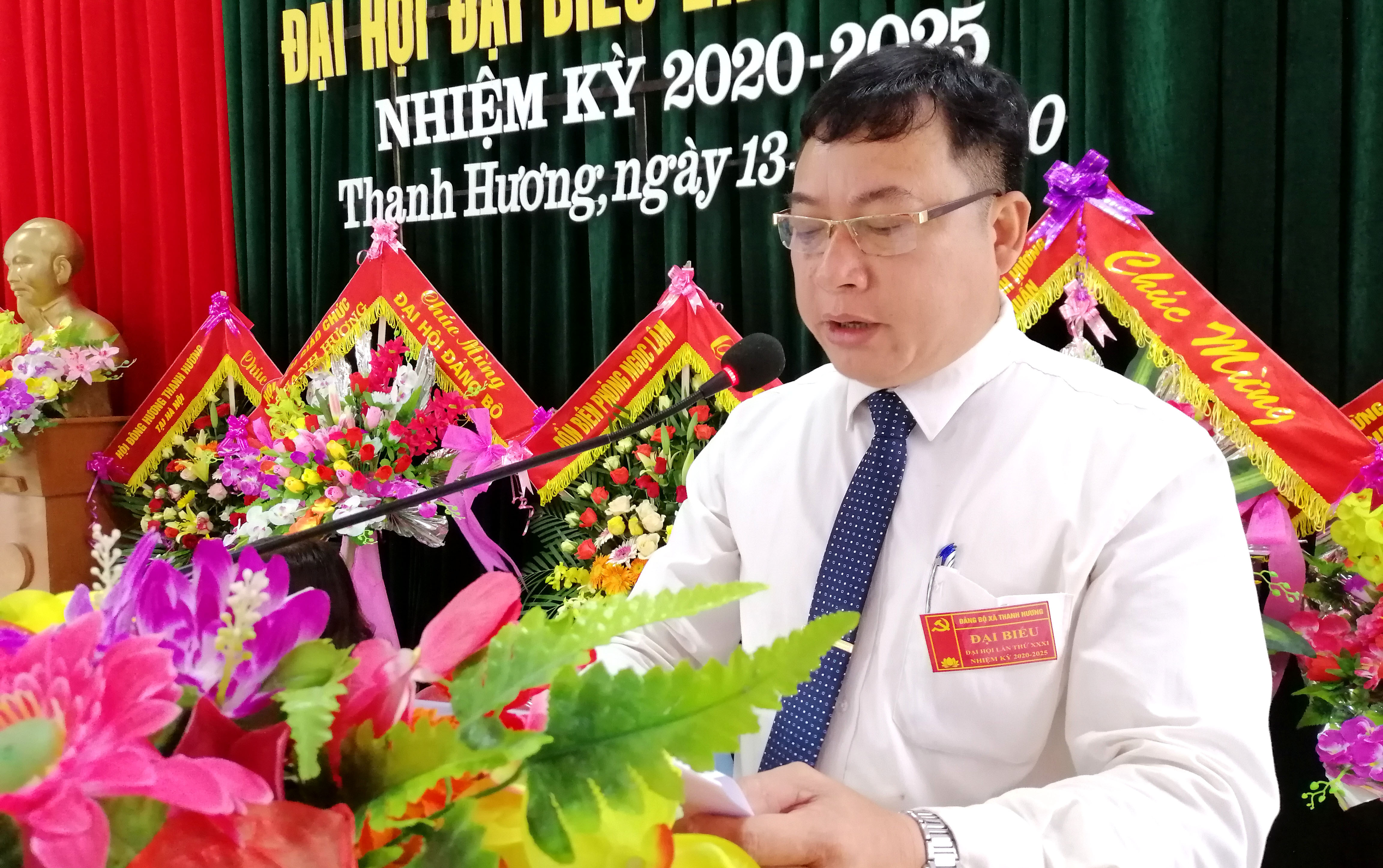 Đại diện BCH Đảng bộ xã Thanh Hương trình bày báo cáo chính trị tại đại hội. Ảnh Hữu Thịnh