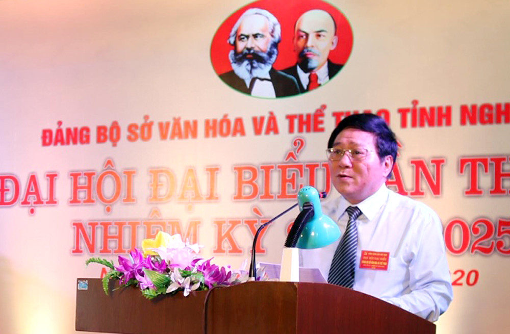 Ông Hồ Mậu Thanh - Giám đốc Sở VH-TT trình bày báo cáo chính trị tại đại hội. Ảnh Bích Hậu