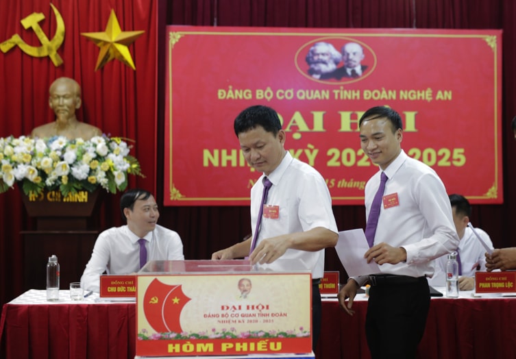 Các đại biểu bỏ phiếu bầu ban chấp hành nhiệm kỳ 2020-2025