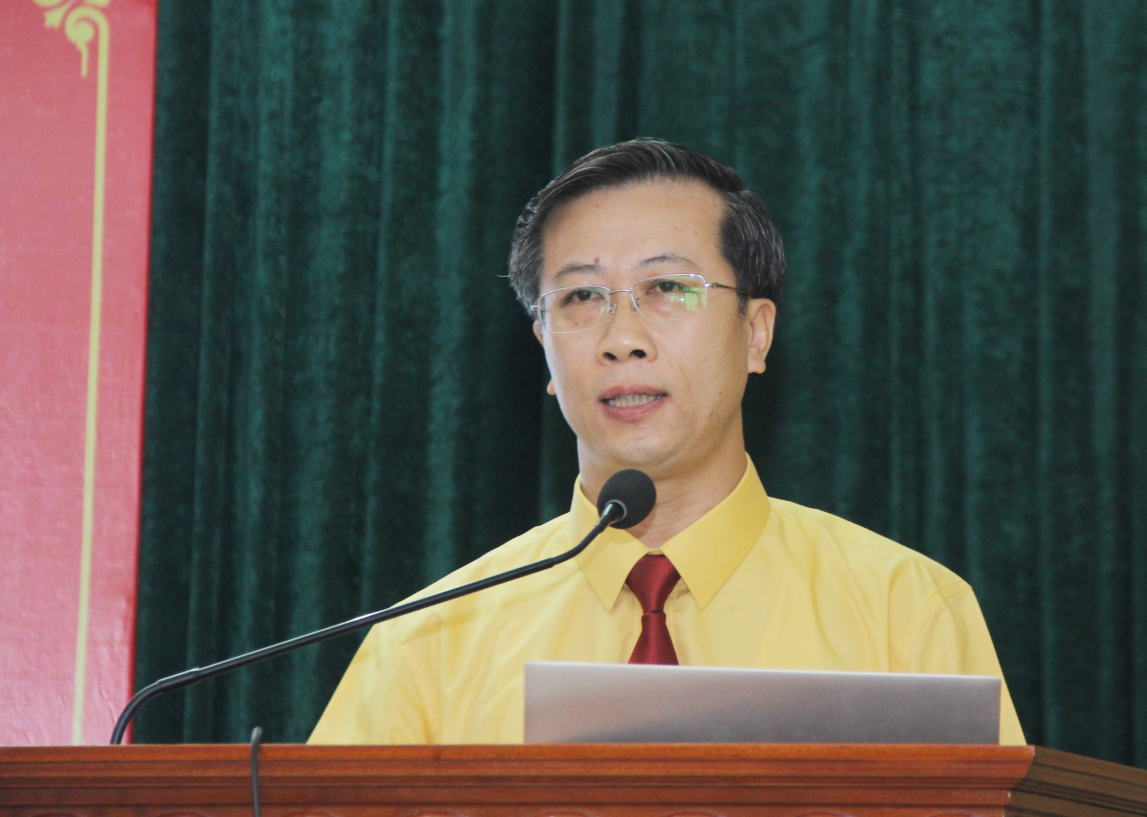 Đồng chí Nguyễn Đức Thành - Phó Bí thư Chi bộ trình bày báo cáo chính trị tại đại hội. Ảnh: Mai Hoa