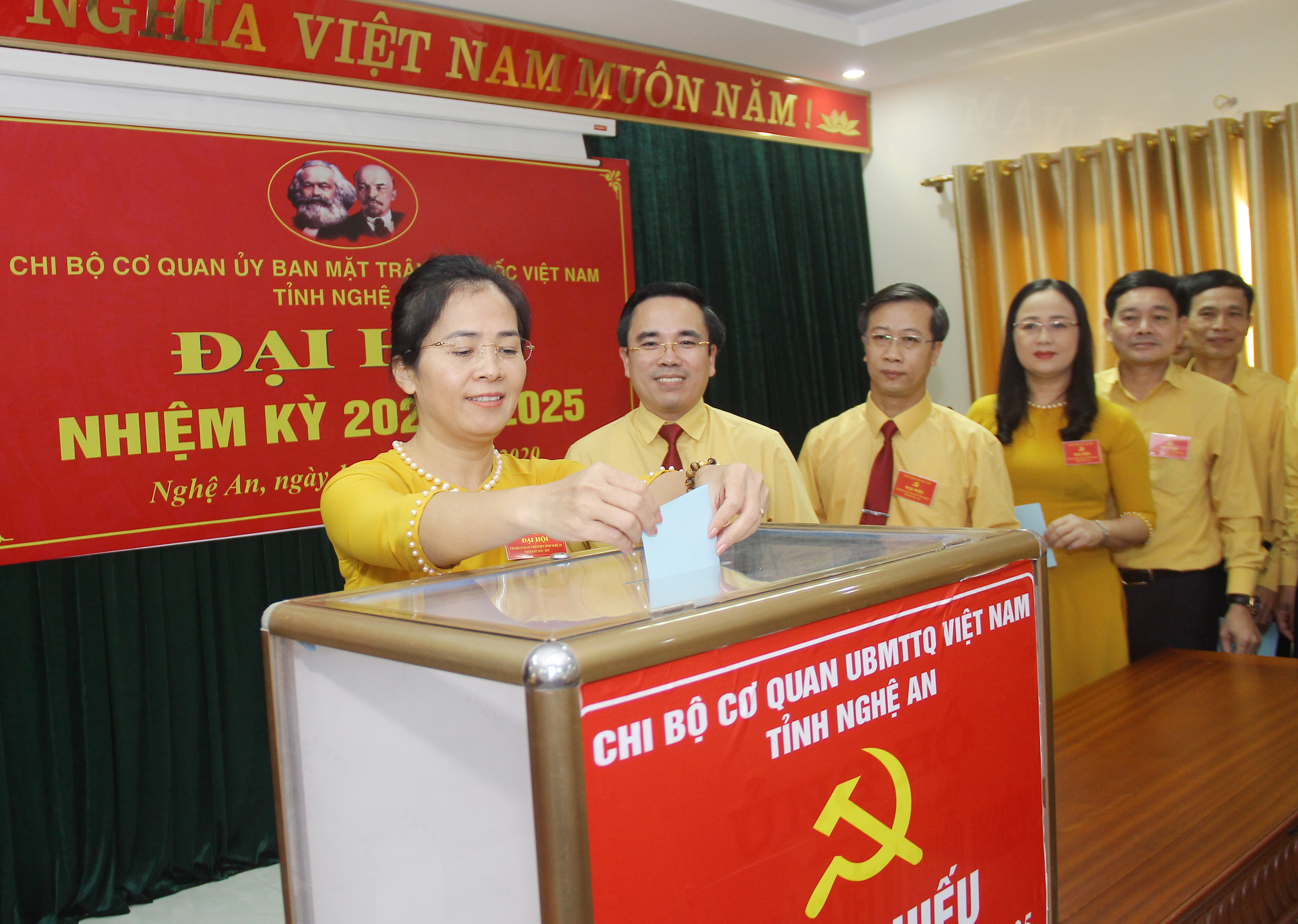 Các đại biểu tiến hành bầu cử Ban Chấp hành Đảng ủy nhiệm kỳ 2020 - 2025. Ảnh: Mai Hoa