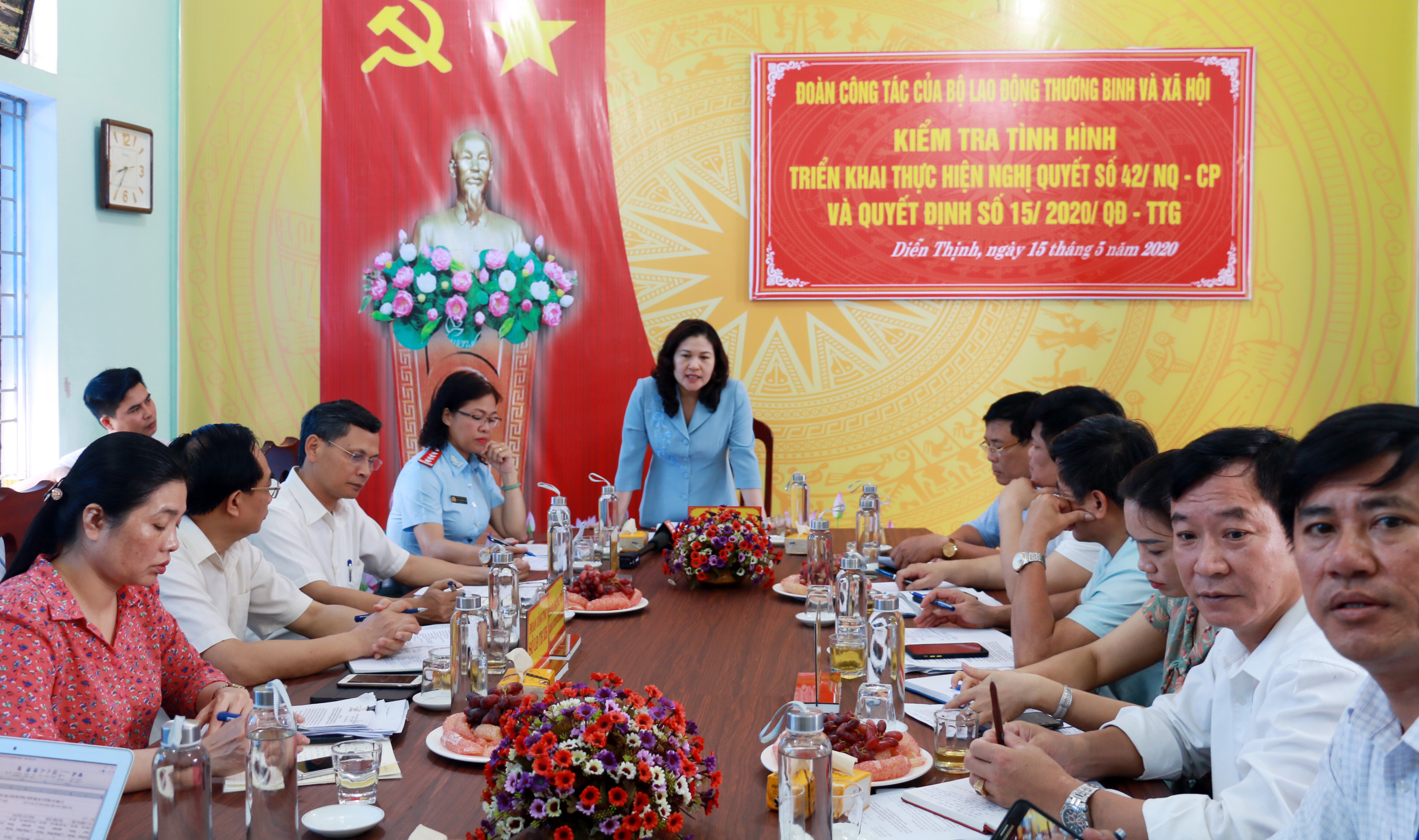 Thứ trưởng Bộ Lao động Thương binh và Xã hội làm việc tại xã Diễn Thịnh, huyện Diễn Châu. Ảnh: Mỹ Hà