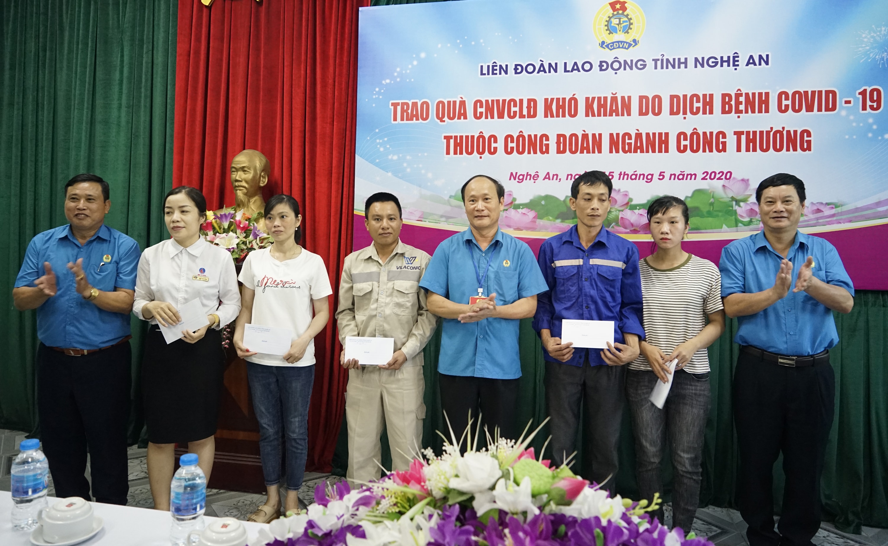 Liên đoàn Lao động tặng quà
