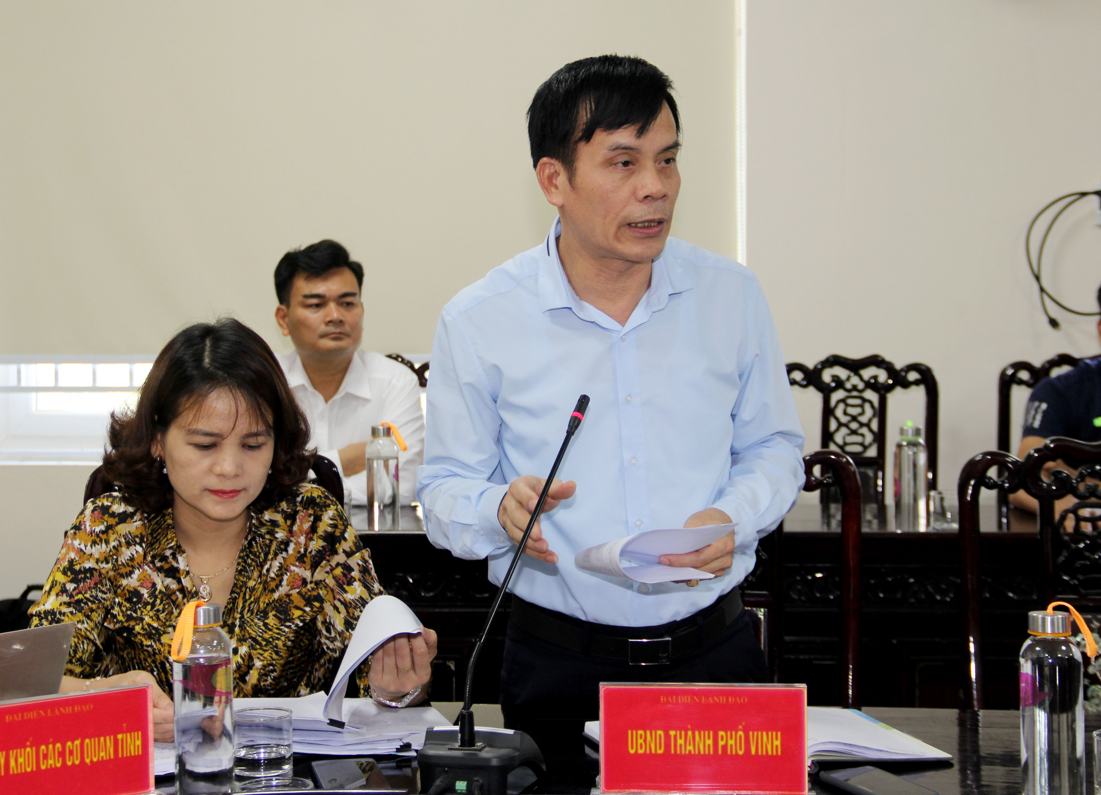 Ông Trần Ngọc Tú - Chủ tịch UBND TP Vinh báo cáo kết quả và đề xuất hướng giải quyết các nội dung công dân kiến nghị. Ảnh: Phạm Bằng