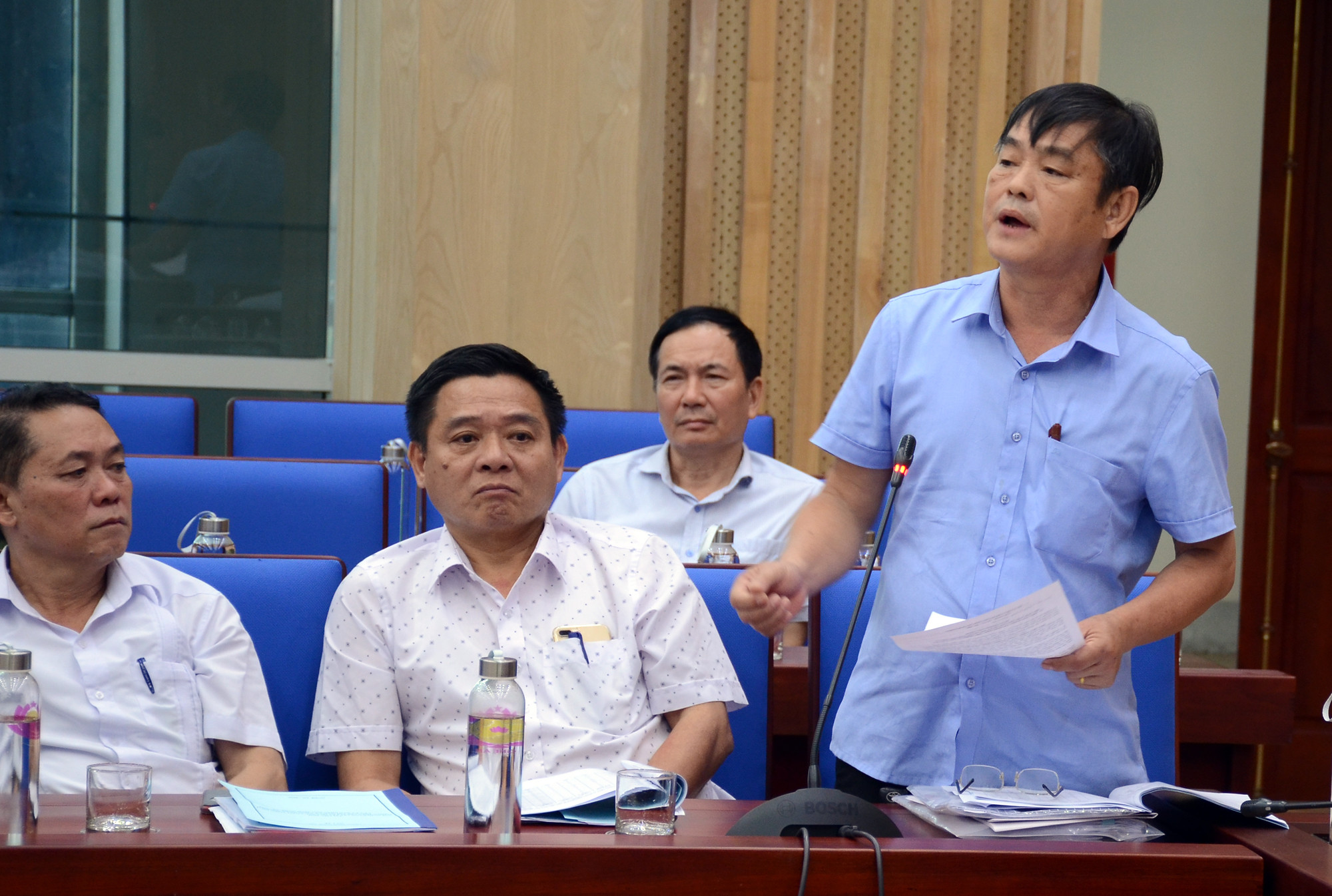 Bác sĩ Nguyễn Tất Hồng, Trưởng phòng Y tế huyện Đô Lương nêu những khó khăn, bất cập trong hoạt động quản lý hành nghề y dược ngoài công lập. Ảnh: Thành Chung