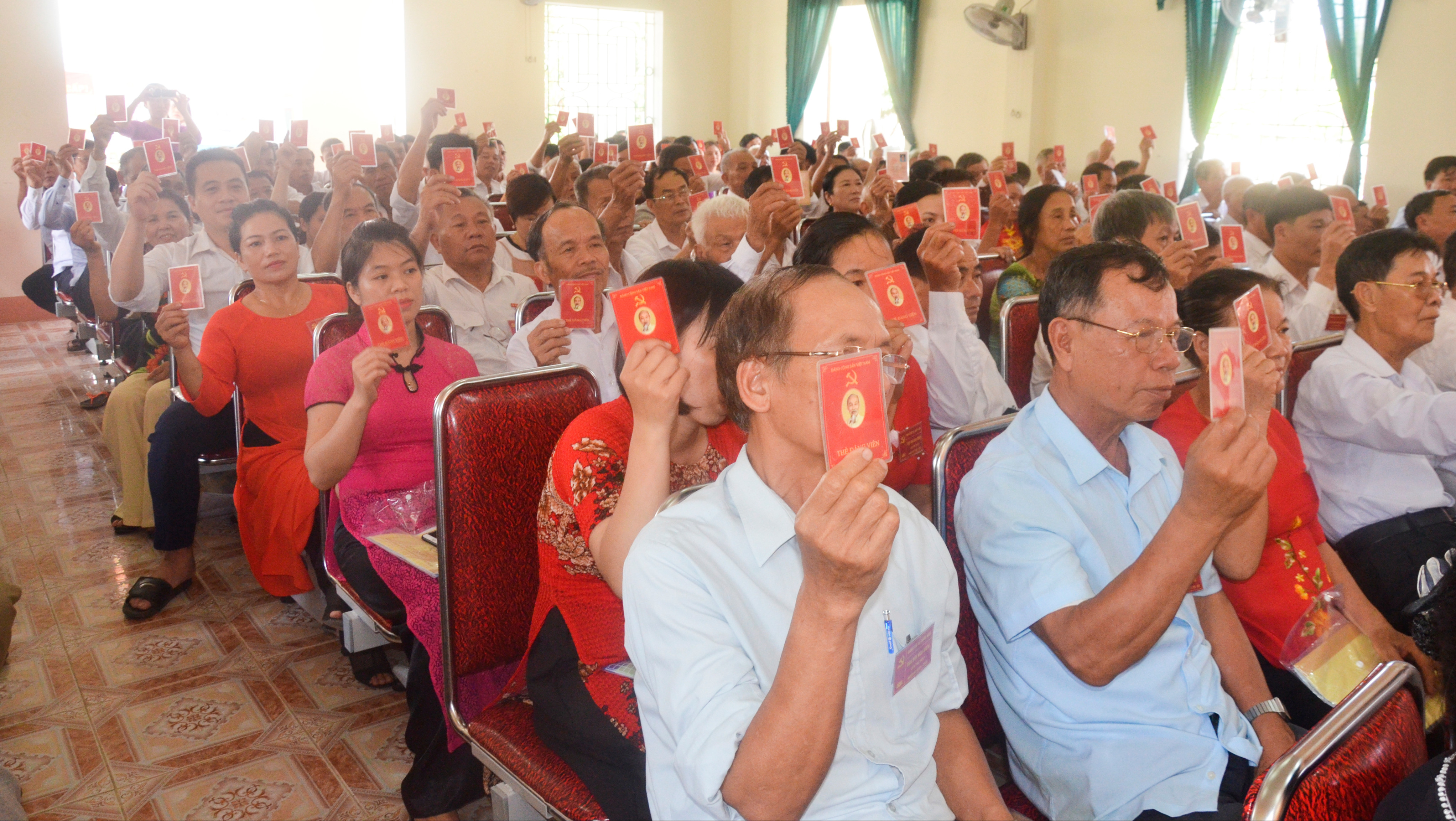 Các đảng viên biểu quyết thống nhất tại Đại hội. Ảnh: Thanh Lê