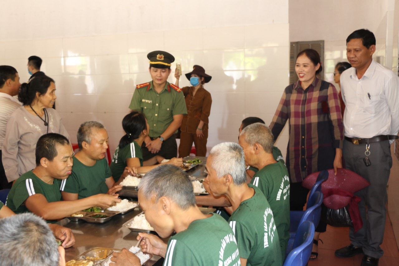 Đoàn thiện nguyên đã ân cần thăm hỏi, động viên các đối tượng đang được nuôi dưỡng tại Trung tâm