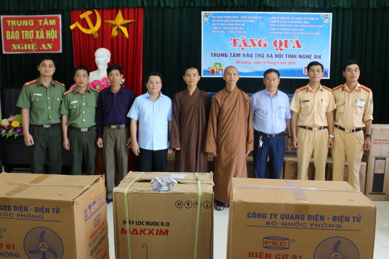 Toàn cảnh lễ trao tặng tại Trung tâm bảo trợ xã hội tỉnh
