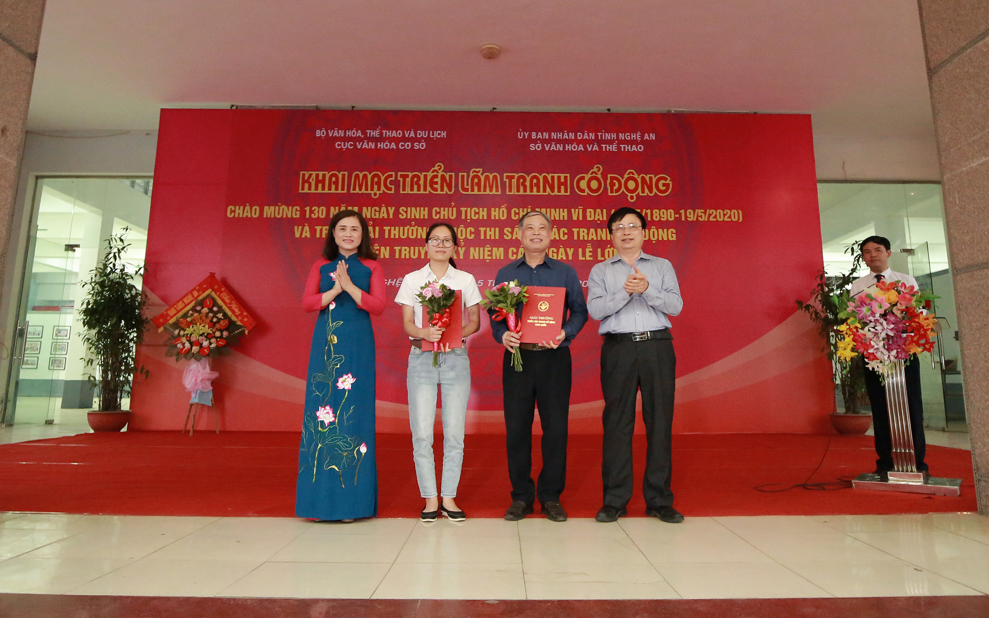 Đại diện lãnh đạo Cục trưởng Cục VHCS – Bộ Văn hóa, Thể thao & Du lịch và lãnh đạo tỉnh Nghệ An trao giải Nhất cuộc thi tranh cổ động về Chủ tịch Hồ Chú Minh. Ảnh: Trung Kiên