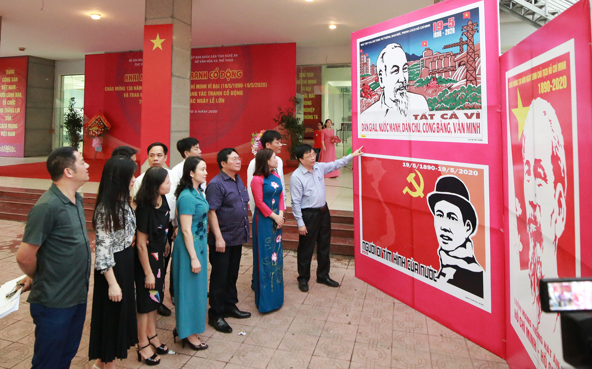 Các đại biểu chiêm ngưỡng các tác phẩm đạt giải cao, triển lãm sẽ kéo dài đến ngày 31/5 tại Quảng Trường Hồ Chí Minh, thành phố Vinh. Ảnh: Trung Kiên