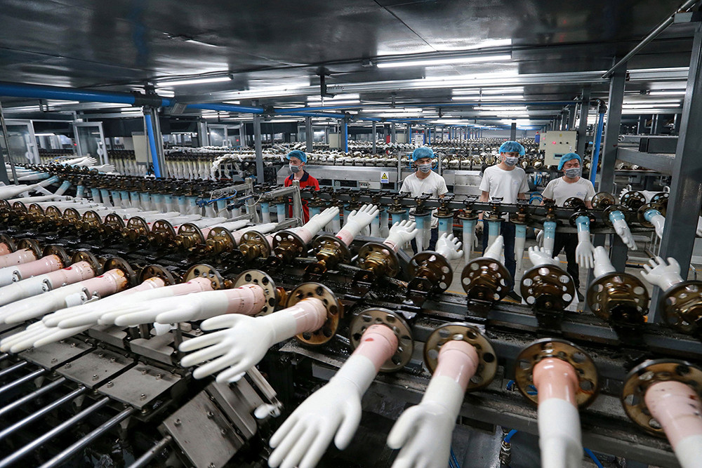Công nhân sản xuất găng tay y tế tại một nhà máy ở miền Đông Trung Quốc. Ảnh: AFP