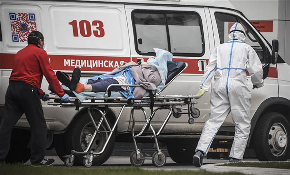Nhân viên y tế chuyển bệnh nhân nhiễm Covid-19 tới bệnh viện ở Moskva, Nga. Ảnh: AFP/TTXVN