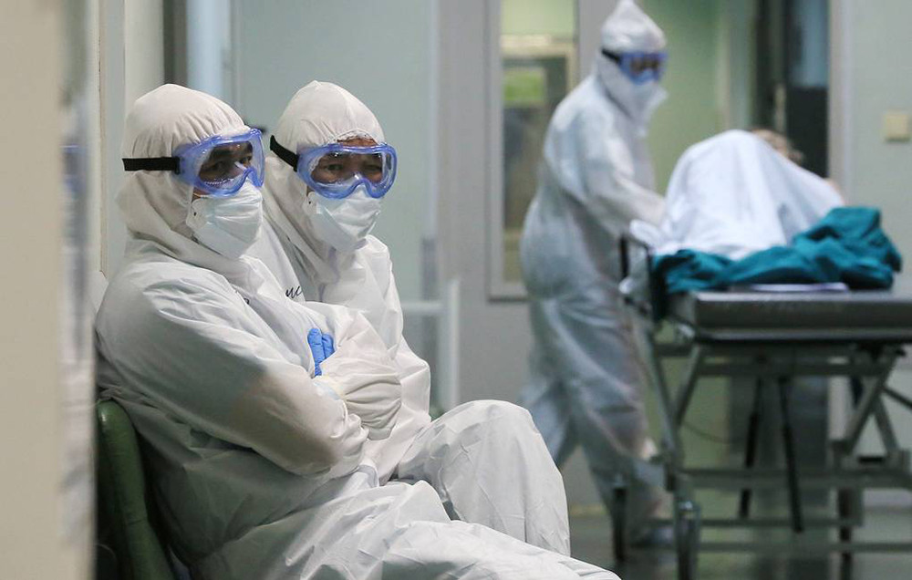 Không ít nhân viên y tế của Nga đã cảm thấy quá tải do số người nhiễm mới tăng hàng ngày. Ảnh: TASS