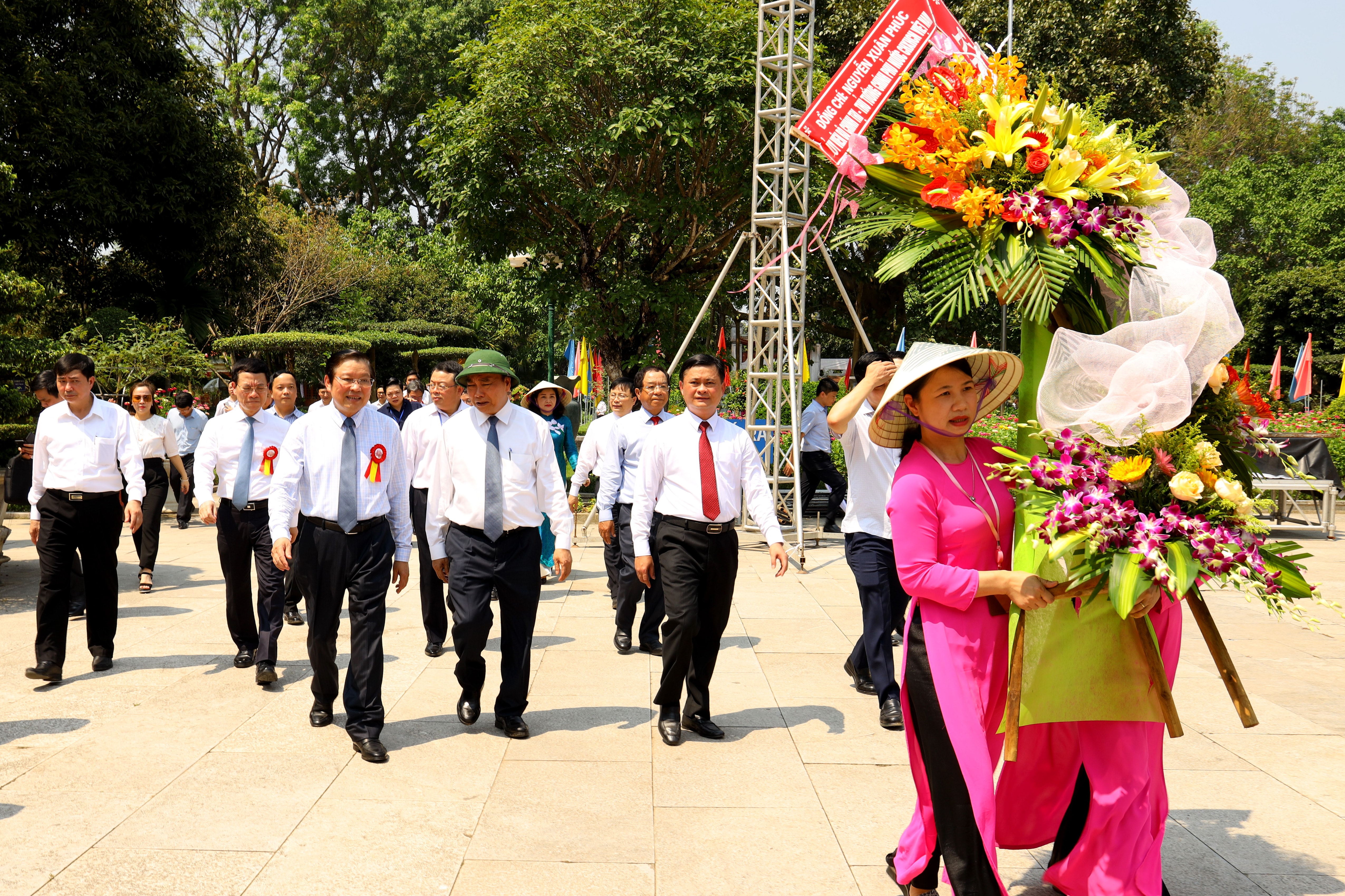 Thủ tướng Nguyễn Xuân Phúc cùng đoàn đại biểu Trung ương, tỉnh Nghệ An hành hương về Kim Liên (Nam Đàn) dâng hoa, dâng hương tưởng niệm Chủ tịch Hồ Chí Minh. Ảnh Nguyên Sơn