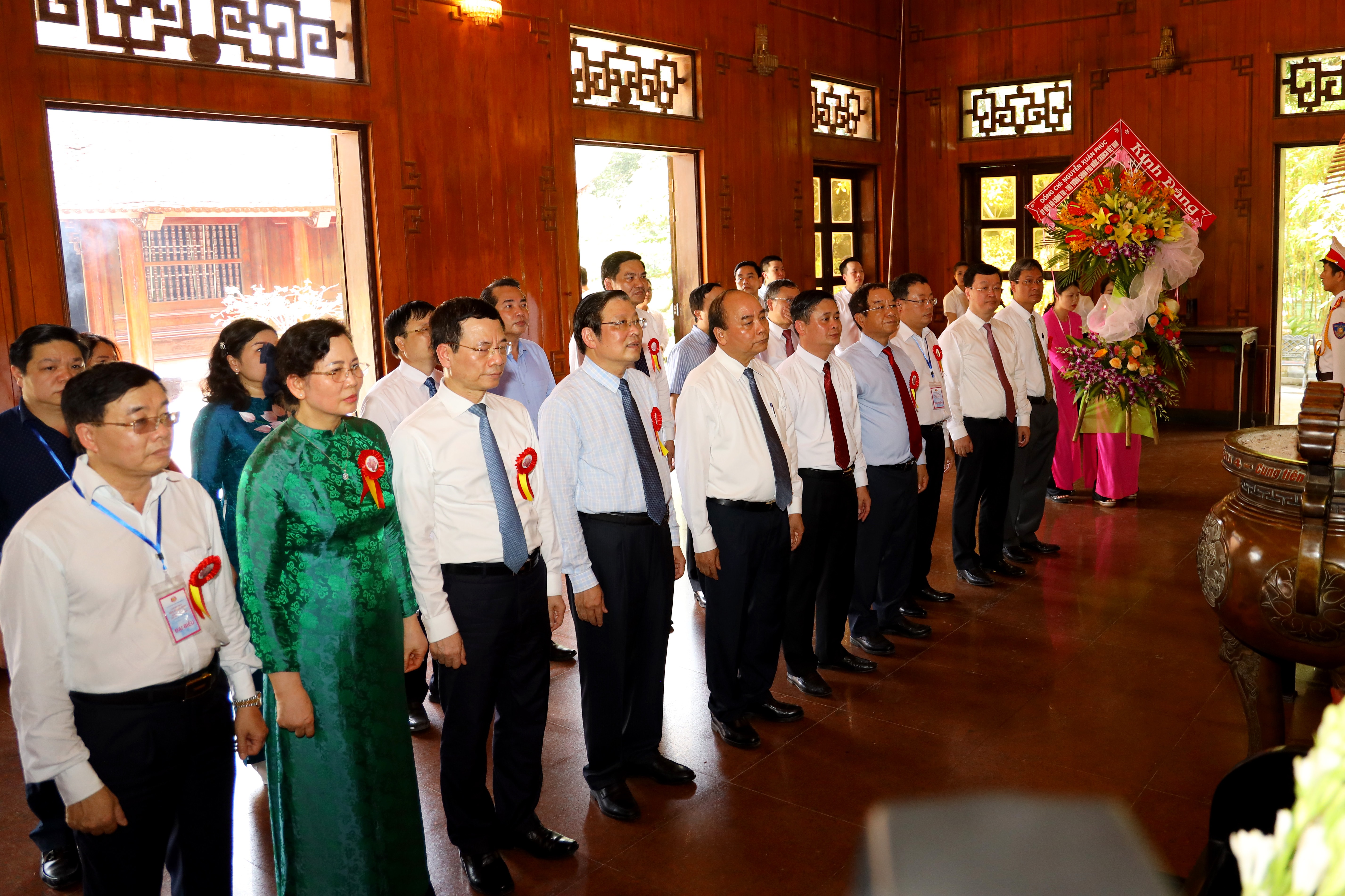 Thủ tướng Nguyễn Xuân Phúc cùng đoàn đại biểu Trung ương, tỉnh Nghệ An tưởng niệm Chủ tịch Hồ Chí Minh. Ảnh Nguyên Sơn