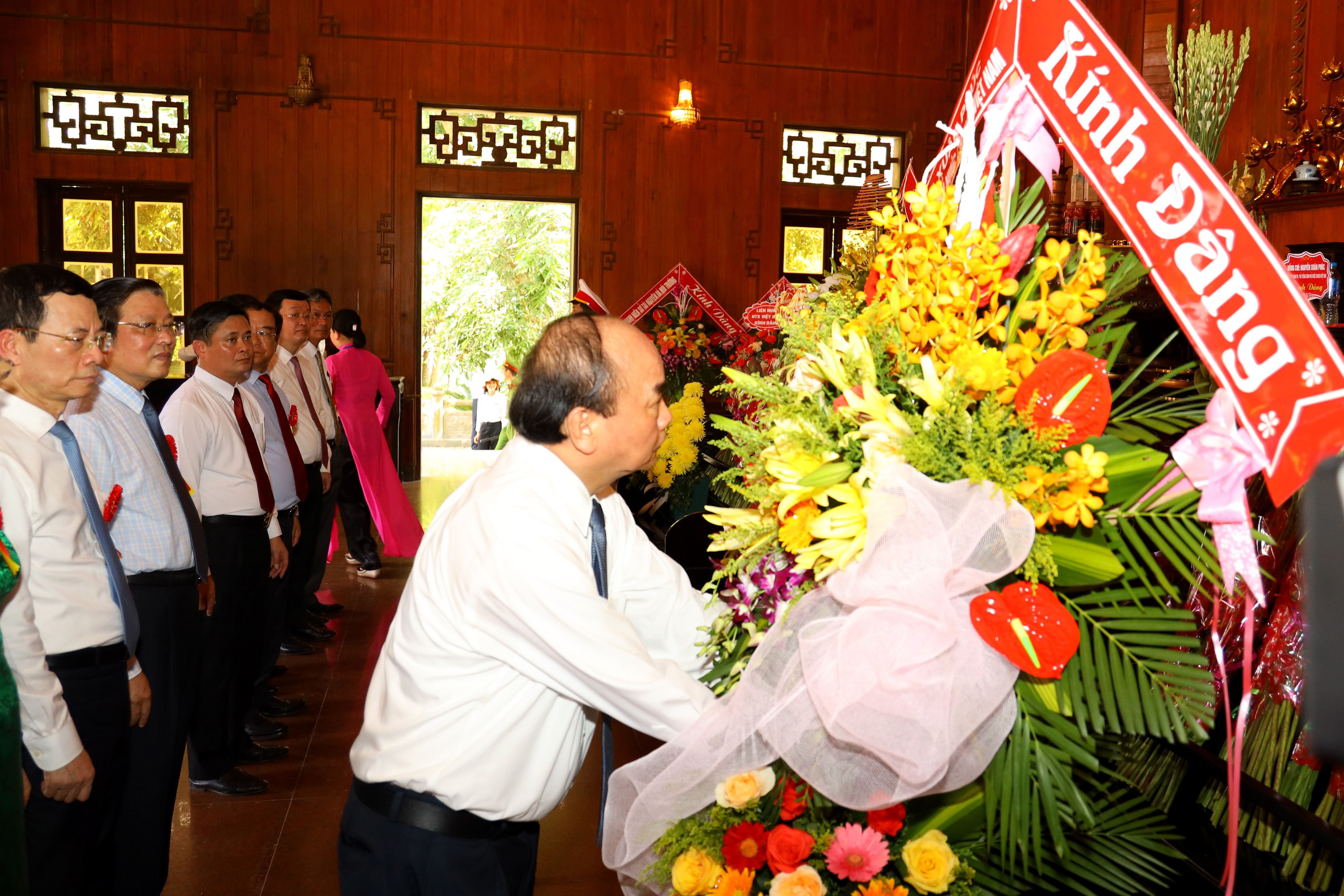 Thủ tướng Nguyễn Xuân Phúc dâng hoa lên anh linh Chủ tịch Hồ Chí Minh. Ảng Nguyên Sơn