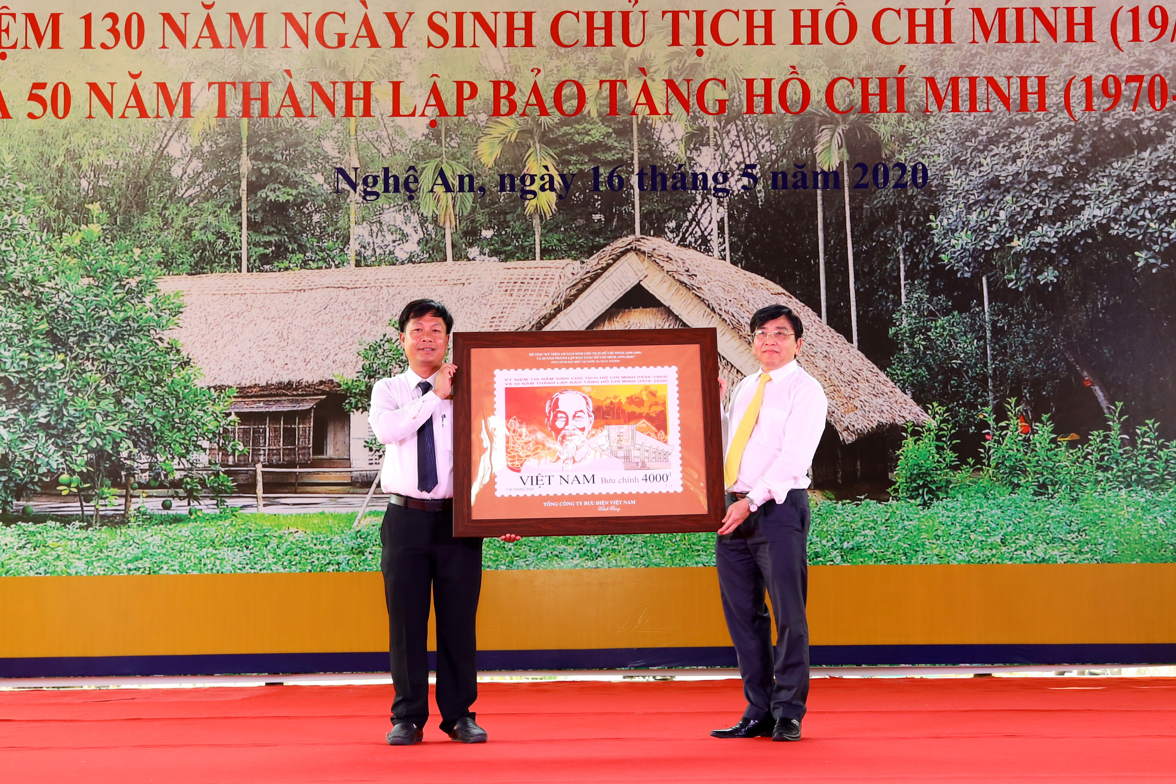 Bảo tàng Hồ Chí Minh tặng lưu niệm bửu trưng bộ tem đến Ban quản lý Khu Di tích lịch sử đặc biệt Kim Liên (Nam Đàn). Ảnh Nguyên Sơn