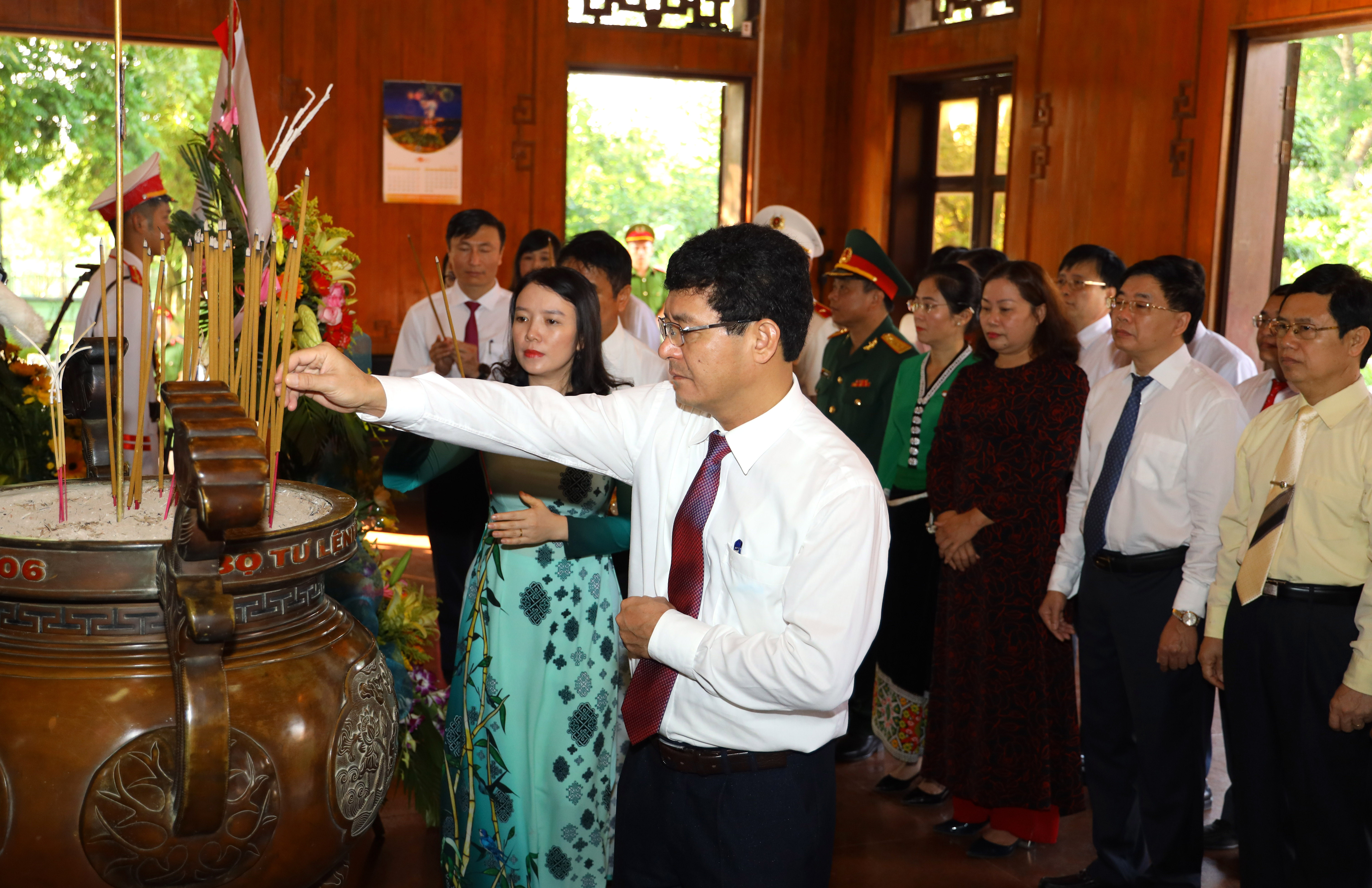 Đại biểu các Sở, ban, ngành dâng hương lên anh linh Chủ tịch Hồ Chí Minh. Ảnh Nguyên Sơn