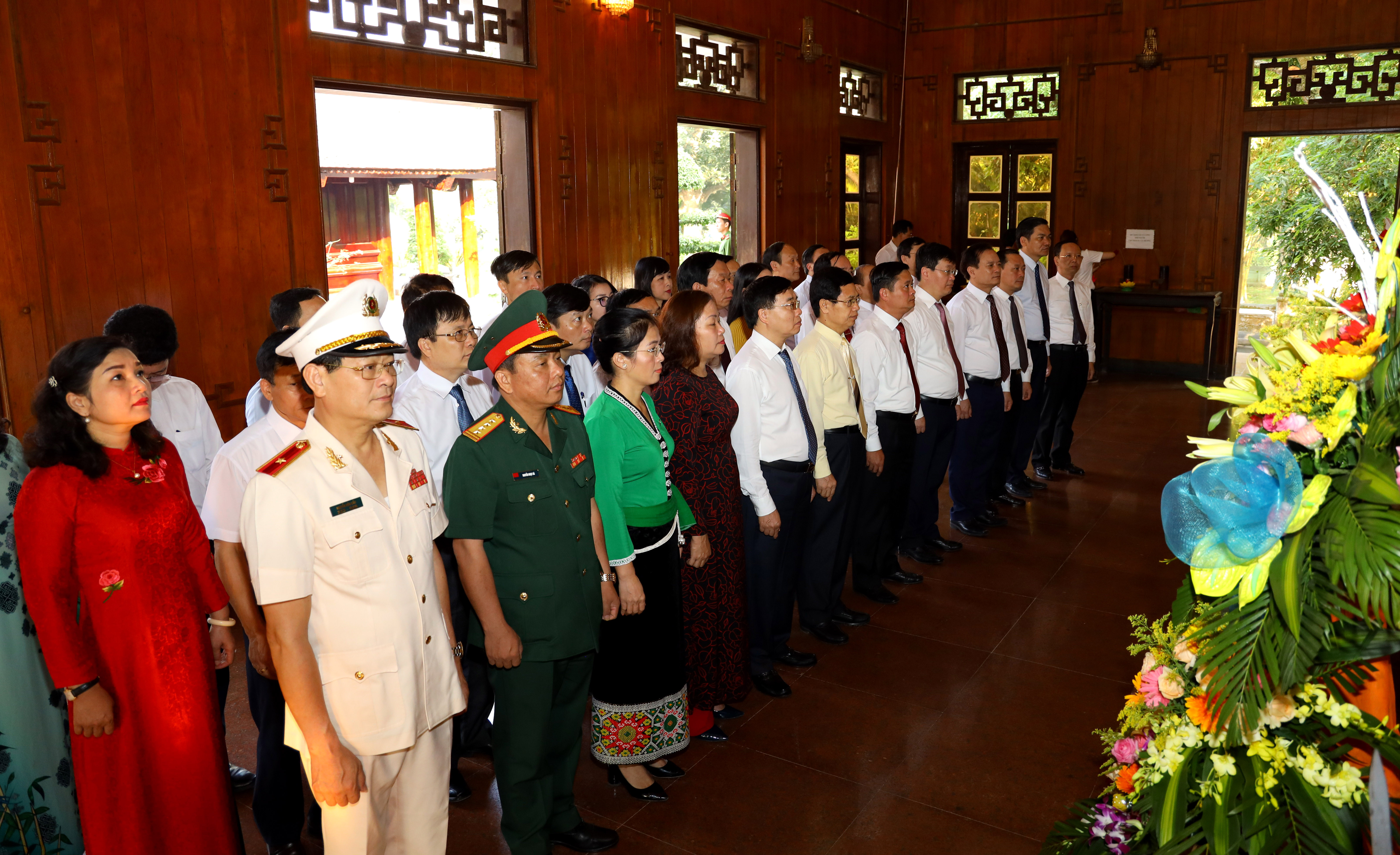 Đoàn đại biểu Tỉnh ủy, HĐND, UBND, Ủy ban MTTQ tỉnh tưởng nhớ Chủ tịch Hồ Chí Minh. Ảnh Nguyên Sơn