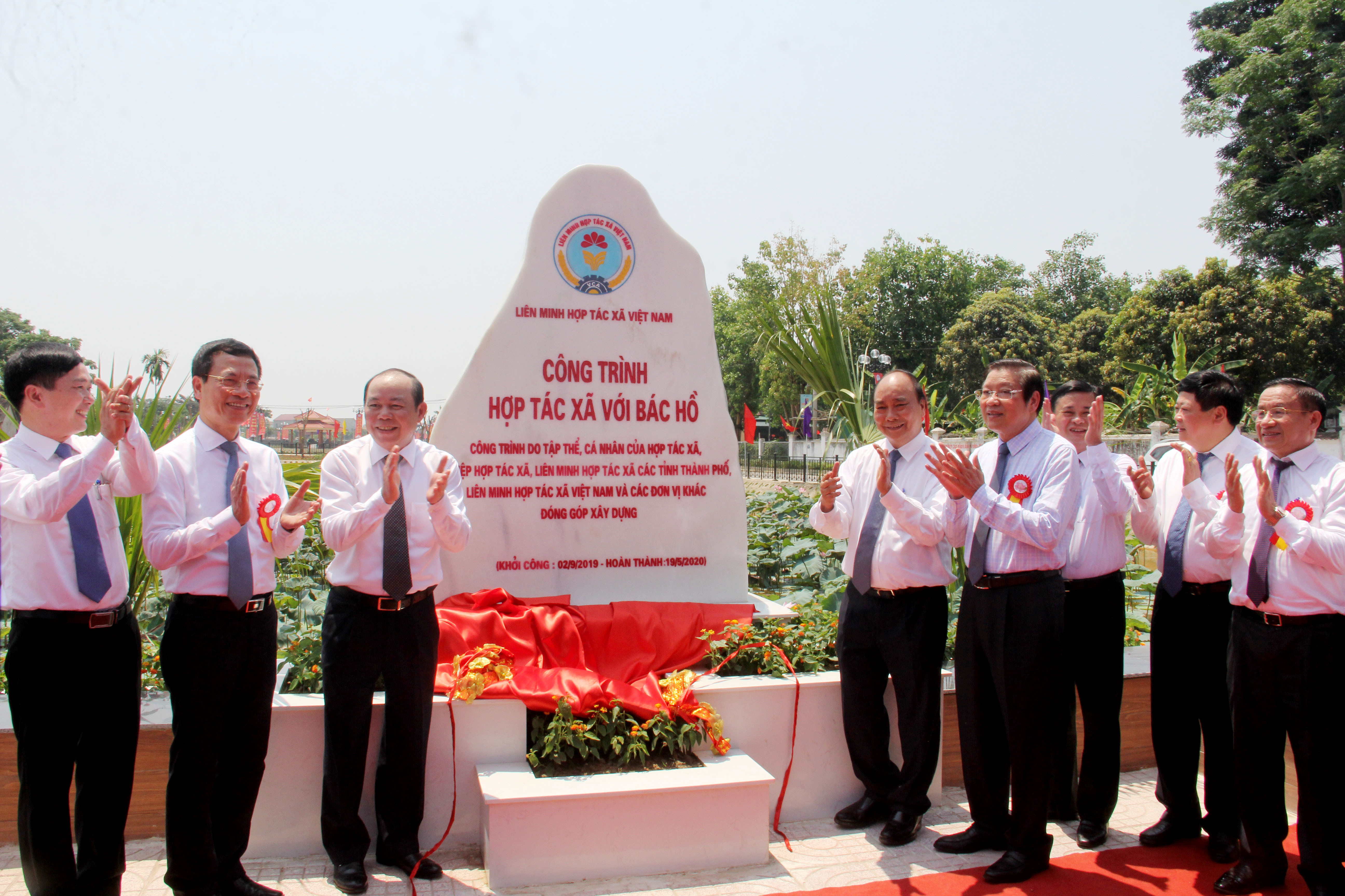 Thủ tướng Nguyễn Xuân Phúc gắn biển công trình chào mừng 130 năm Ngày sinh Chủ tịch Hồ Chí Minh. Ảnh: Phạm Bằng