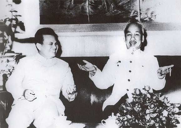 Chủ tịch Hồ Chí Minh và Chủ tịch Kaysone Phomvihane tại Hà Nội năm 1966. Ảnh tư liệu