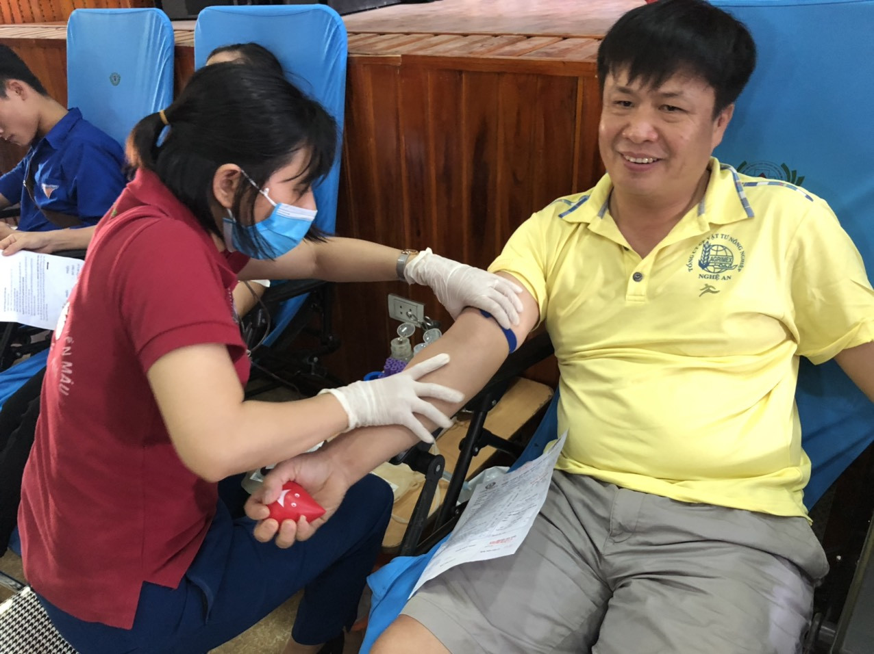 Nhiều người tham gia chỉ mới thực hiện hiến máu lần thứ nhất, nhưng nhiều người đã tham gia nhiều lần. Ảnh Hữu Thịnh