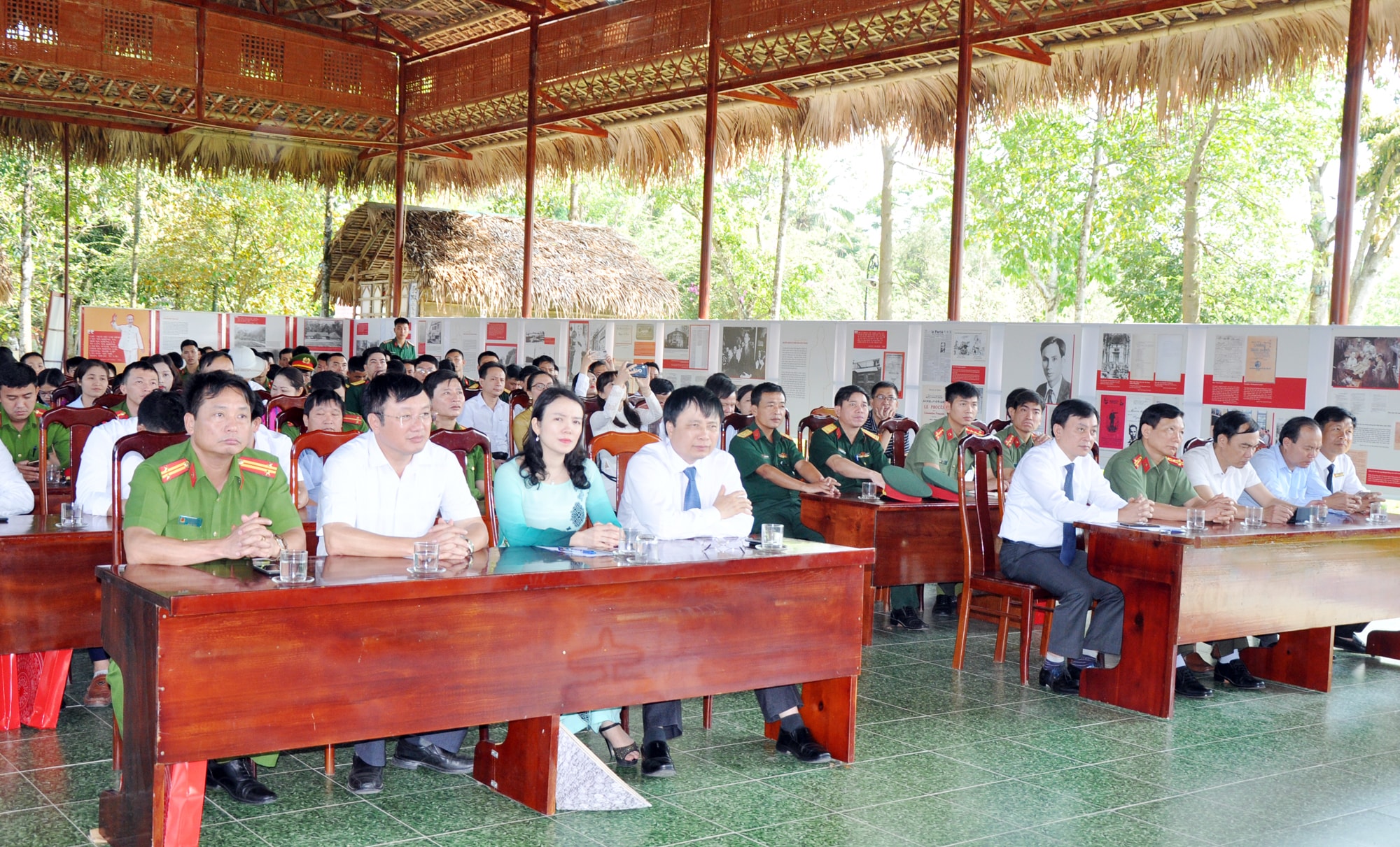 Dự Lễ khai mạc có đồng chí Vũ Mạnh Hà – Giám đốc Bảo tàng Hồ Chí Minh. Về phía tỉnh Nghệ An có đồng chí Bùi Đình Long - Ủy viên BCH Tỉnh ủy, Phó Chủ tịch UBND tỉnh; đại diện các sở, ban, ngành cấp tỉnh; lãnh đạo huyện Nam Đàn cùng đông đảo cán bộ, chiến sỹ lực lượng vũ trang, các em học sinh và du khách thập phương.