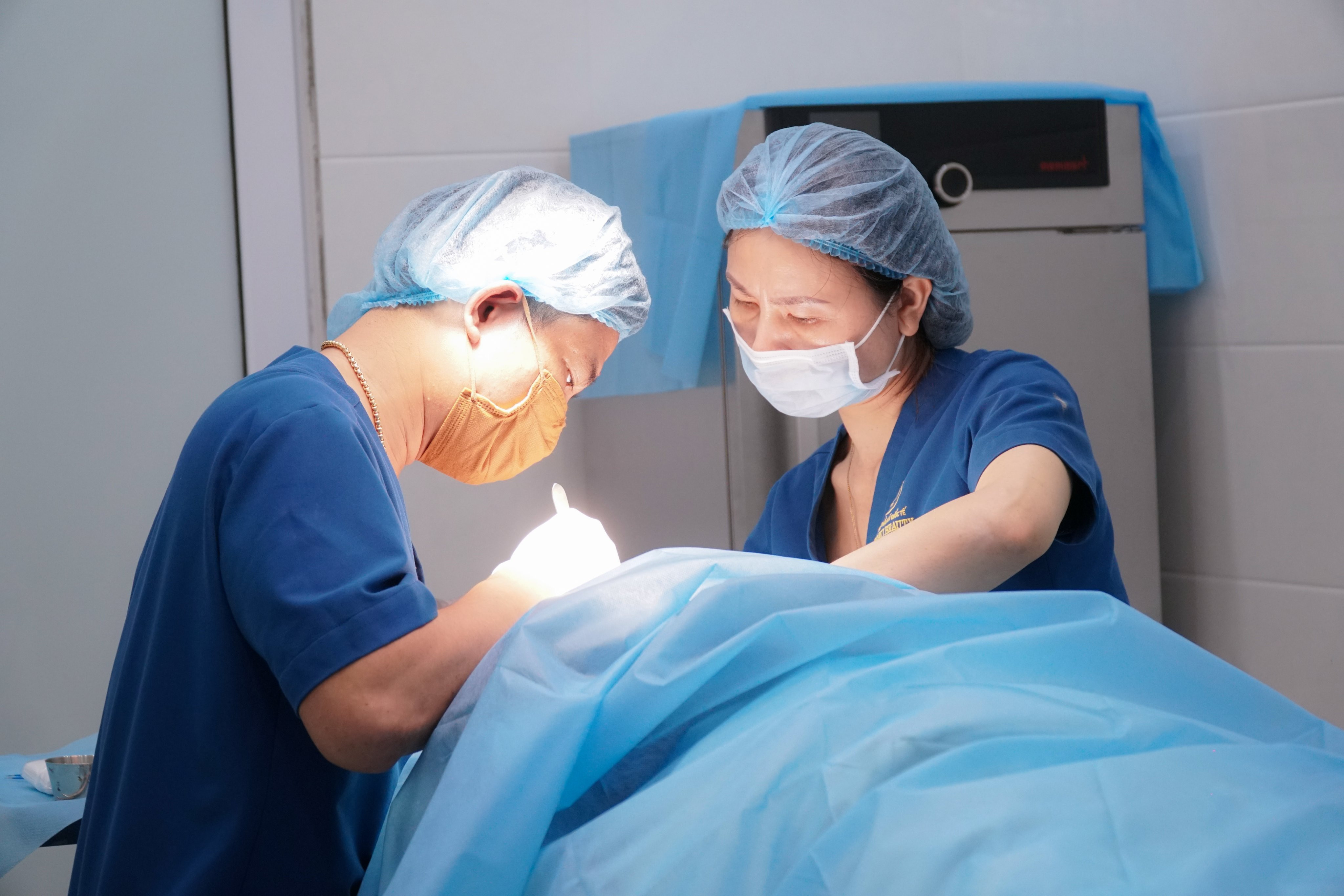 Ekip các bác sĩ Viện Thẩm Mỹ Quốc Tế Thavi Beauty thực hiện phẫu thuật cắt mí, bóc tách bọng mỡ cho khách hàng.Ảnh:Mạnh Cầm