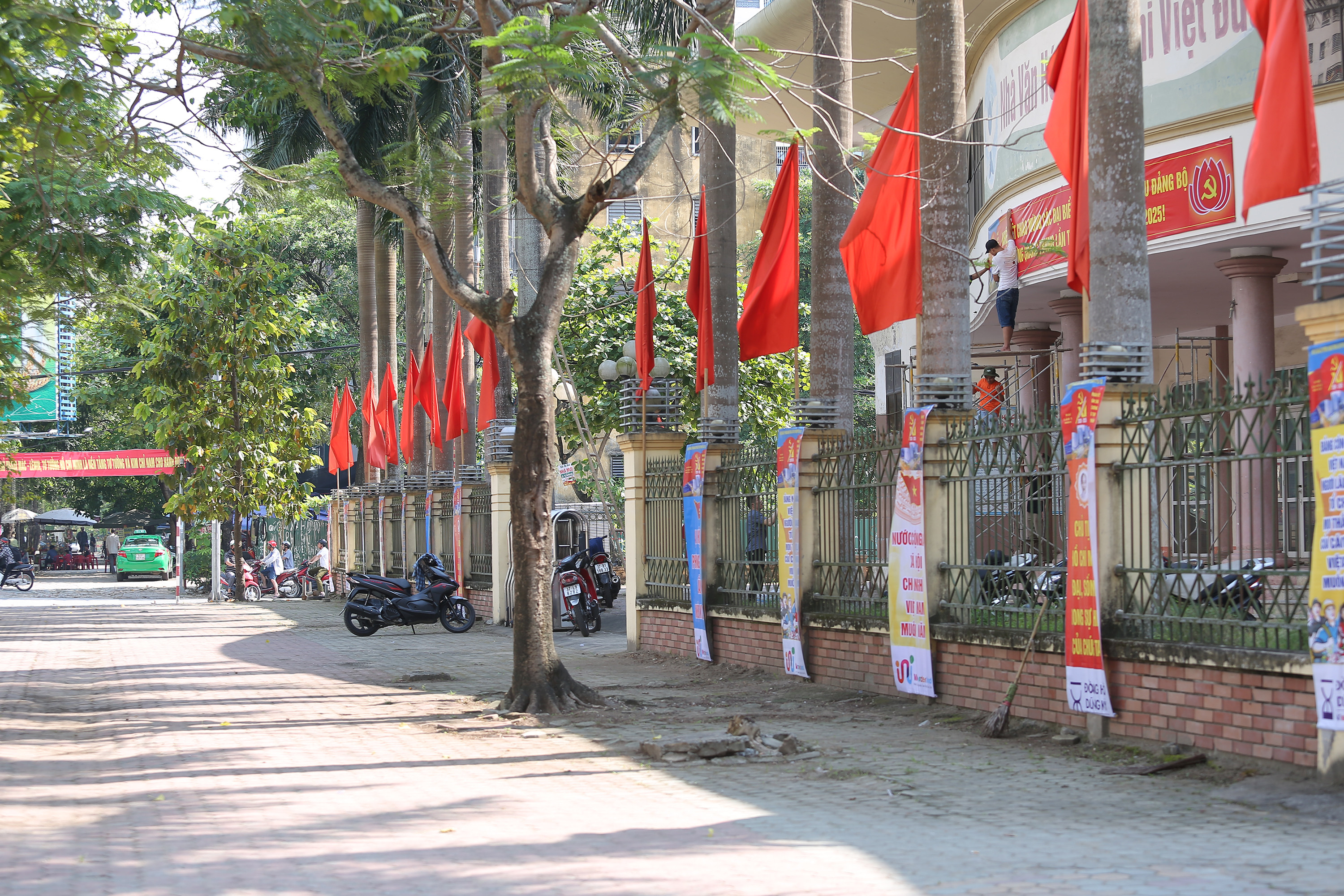 Trụ sở phường Quang Trung được trang hoang chuẩn bị cho Đai hội Đảng. Ảnh: Lâm Tùng
