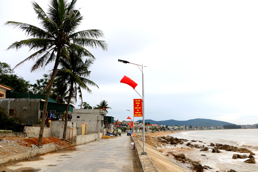 Hạ tầng làng chài ven biển Phương Cần nay được đầu tư khăng trang, sạch đẹp hơn phục vụ nhu cầu du lịch đón khách về Đền Cờn. Ảnh: Nguyễn Hải