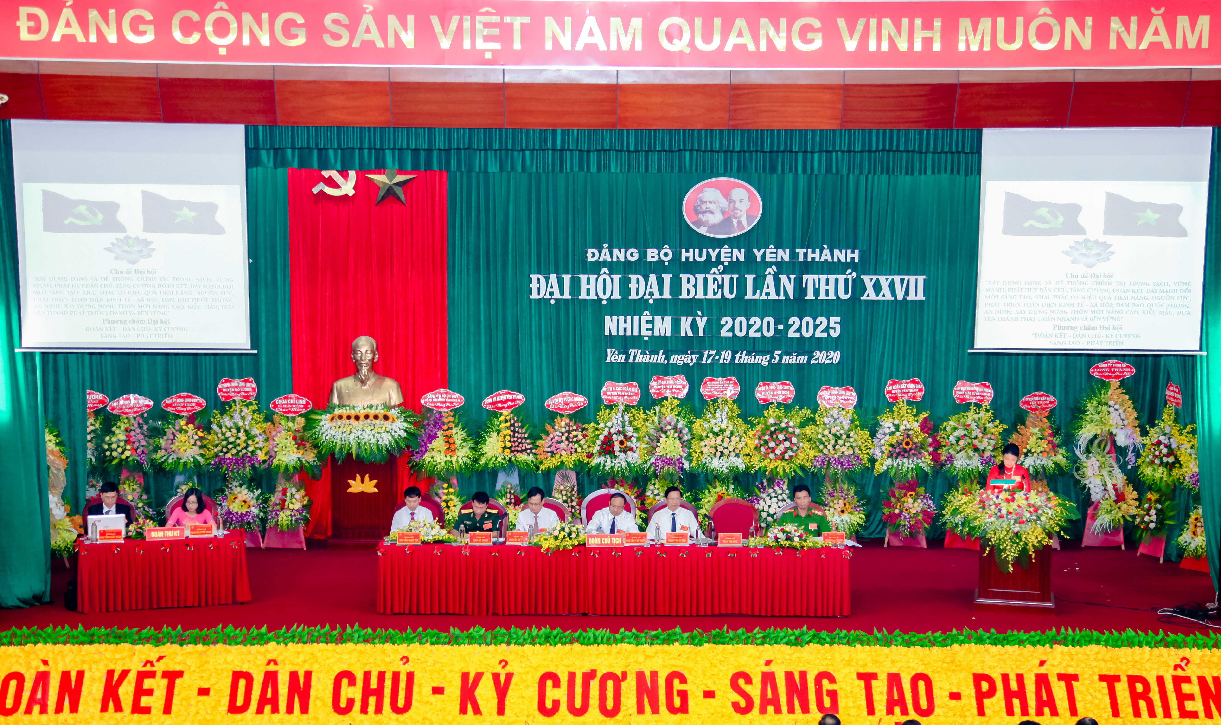 Đoàn chủ tịch điều hành phiên thứ nhất Đại hội đại biểu Đảng bộ huyện Yên Thành nhiệm kỳ 2020-2025. Ảnh: Anh Tuấn
