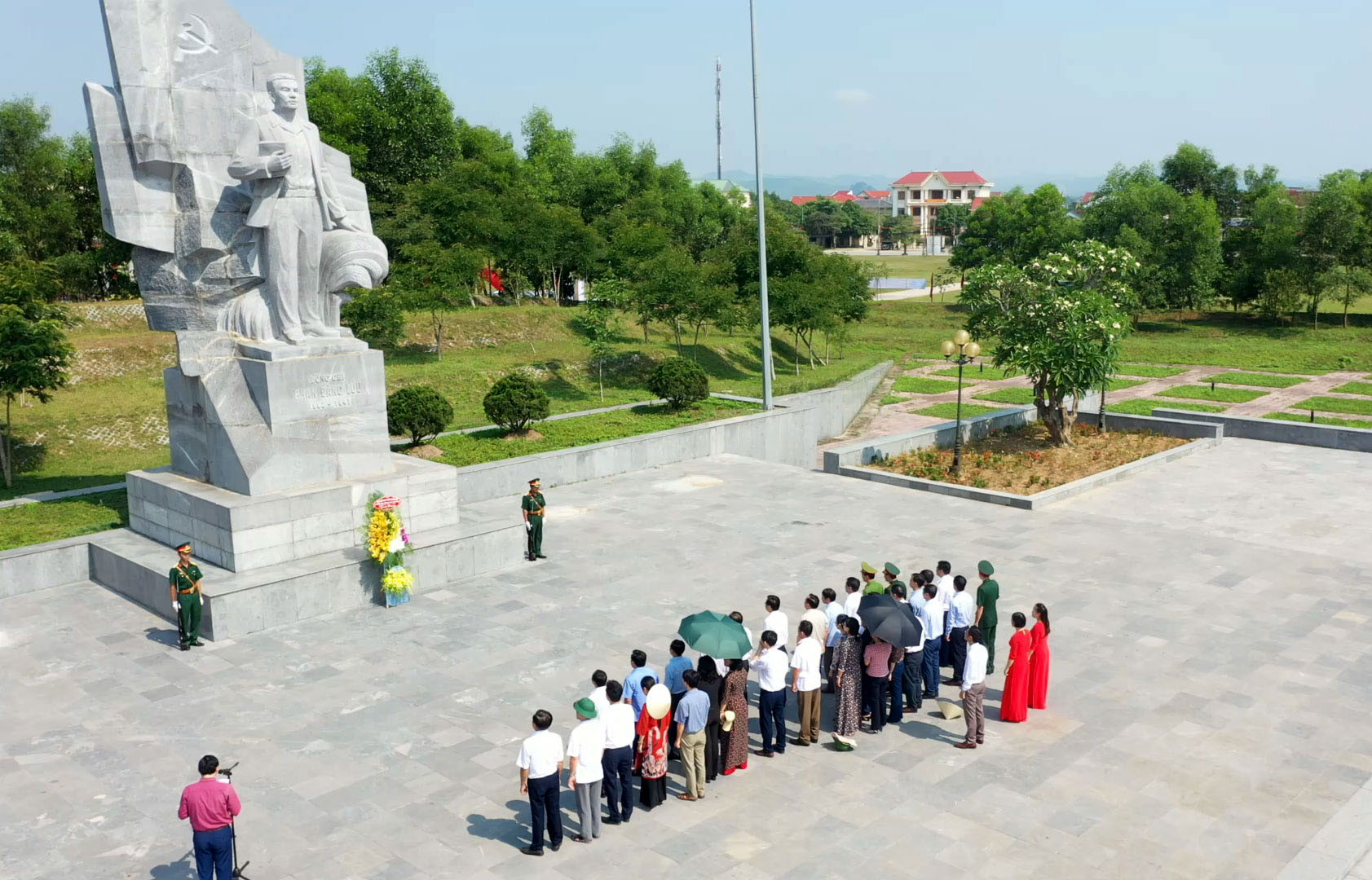 Đoàn cũng đến đặt vòng hoa tưởng niệm tại tượng đài đồng chí Phan Đăng Lưu. Ảnh: Thái Dương