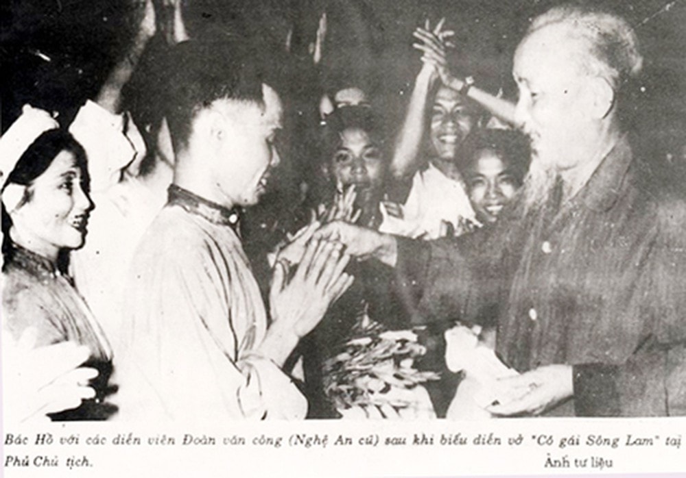 Bác Hồ với đoàn văn công Nghệ An năm 1962. Ảnh tư liệu