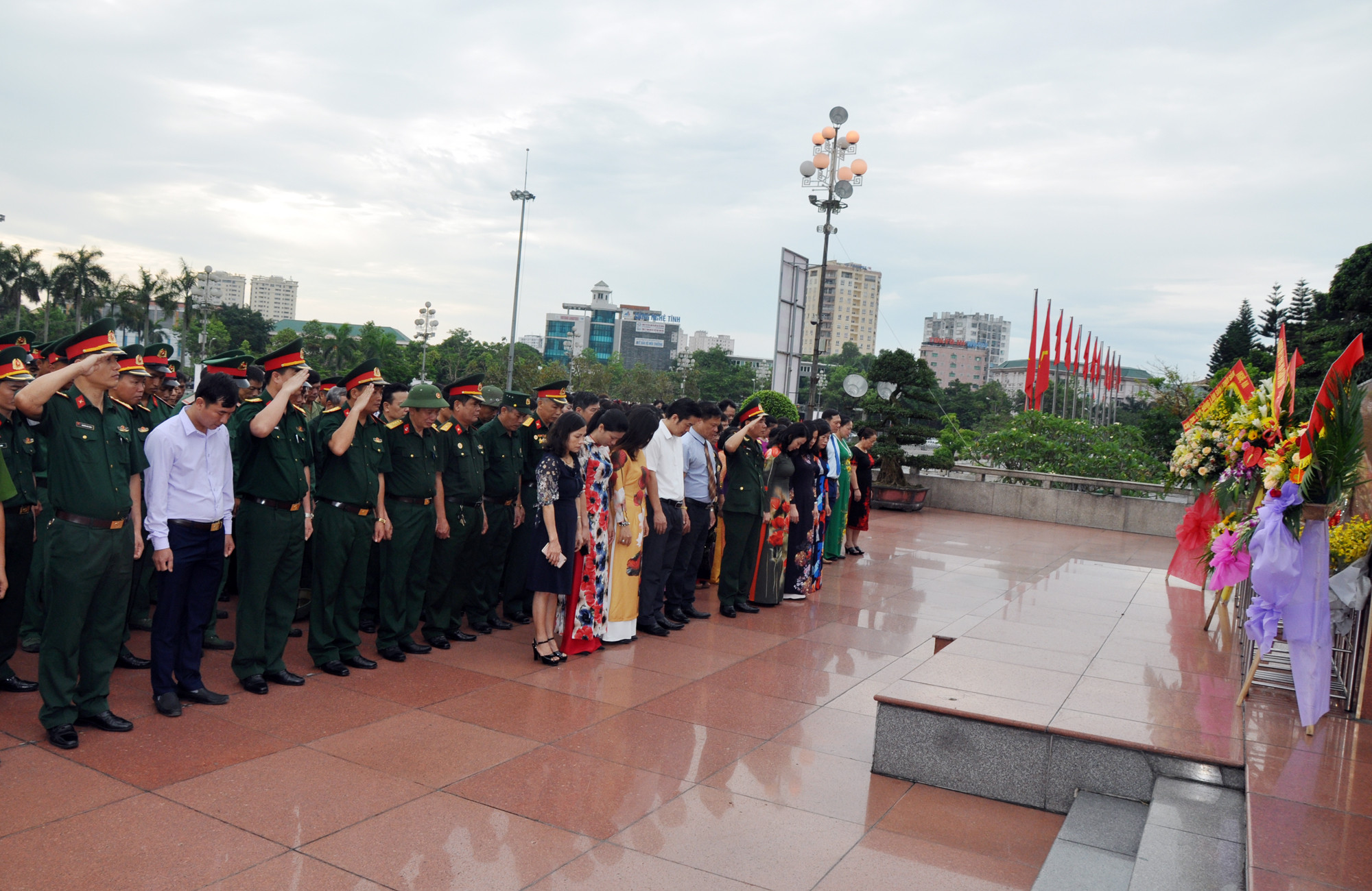 Trước giờ khai mạc, các đại biểu tiến hành dâng hoa, tưởng niệm trước Tượng đài Bác Hồ tại Quảng trường Hồ Chí Minh. Ảnh: Công Khang