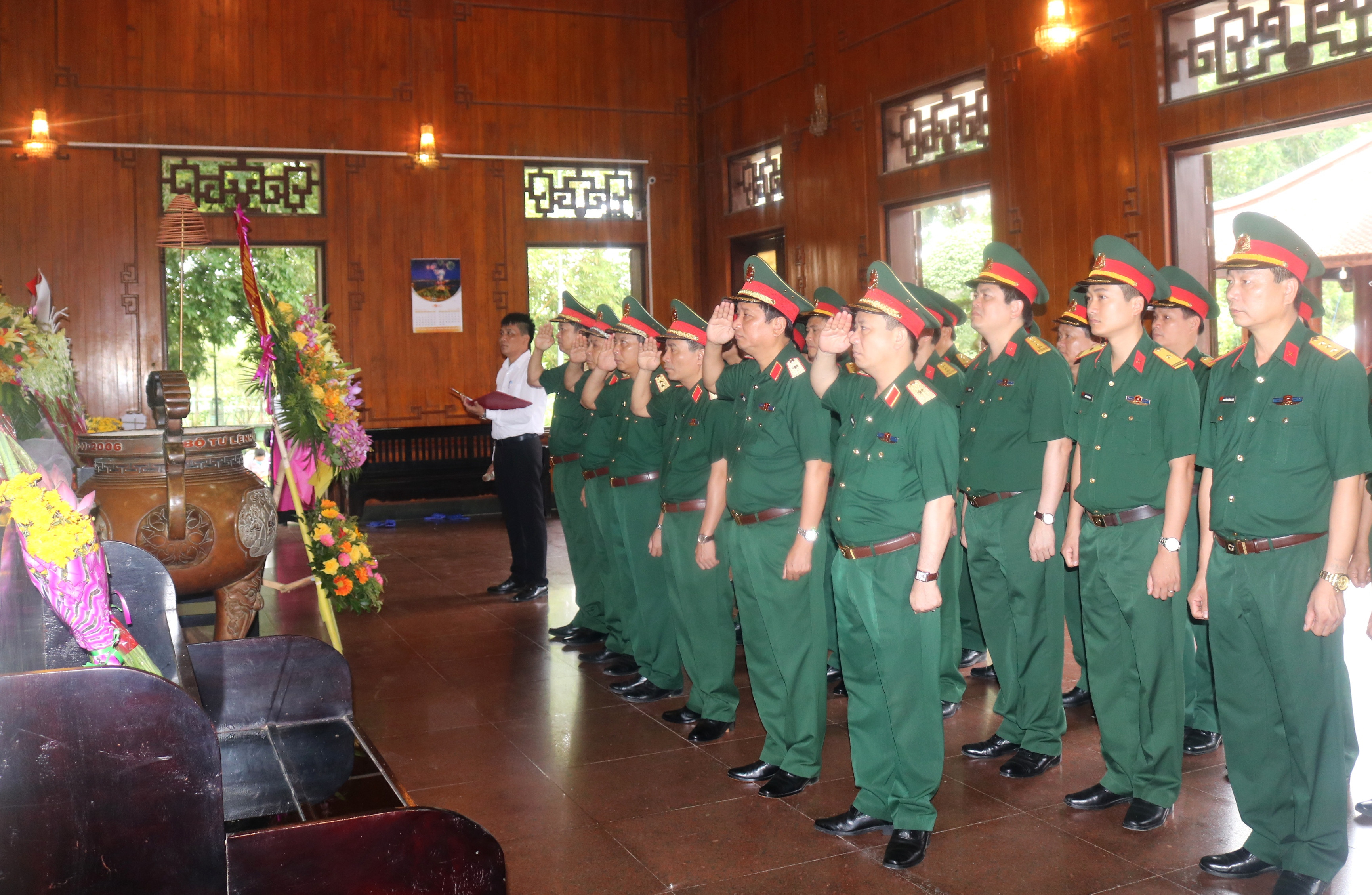 Các đồng chí lãnh đạo chỉ huy Bộ Tư lệnh Quân khu 4 tưởng niệm Chủ tịch Hồ Chí Minh. Ảnh: Lê Thắng 