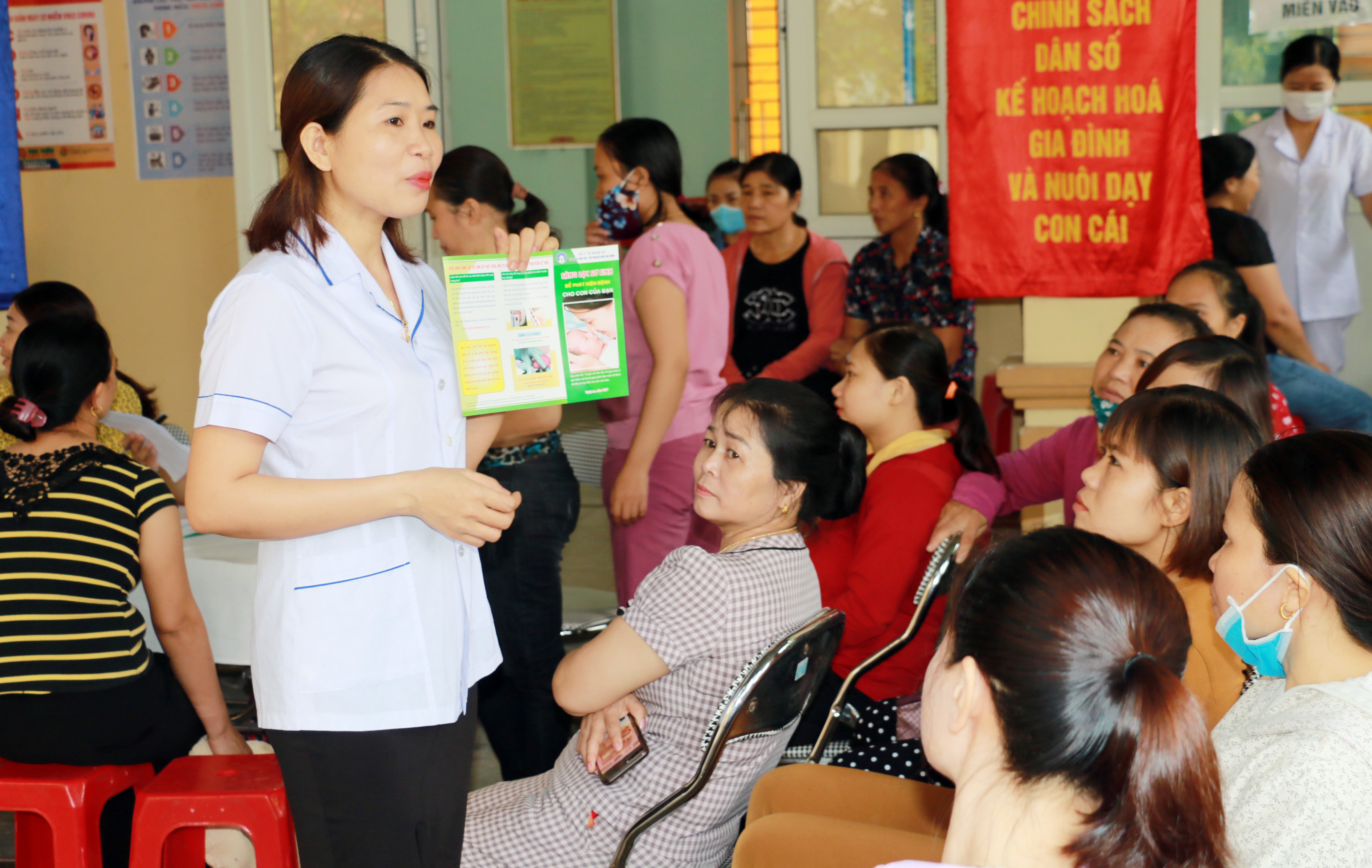 Tuyên truyền về chính sách dân số cho người dân xã Hưng Tây - Hưng Nguyễn. Ảnh: Mỹ Hà