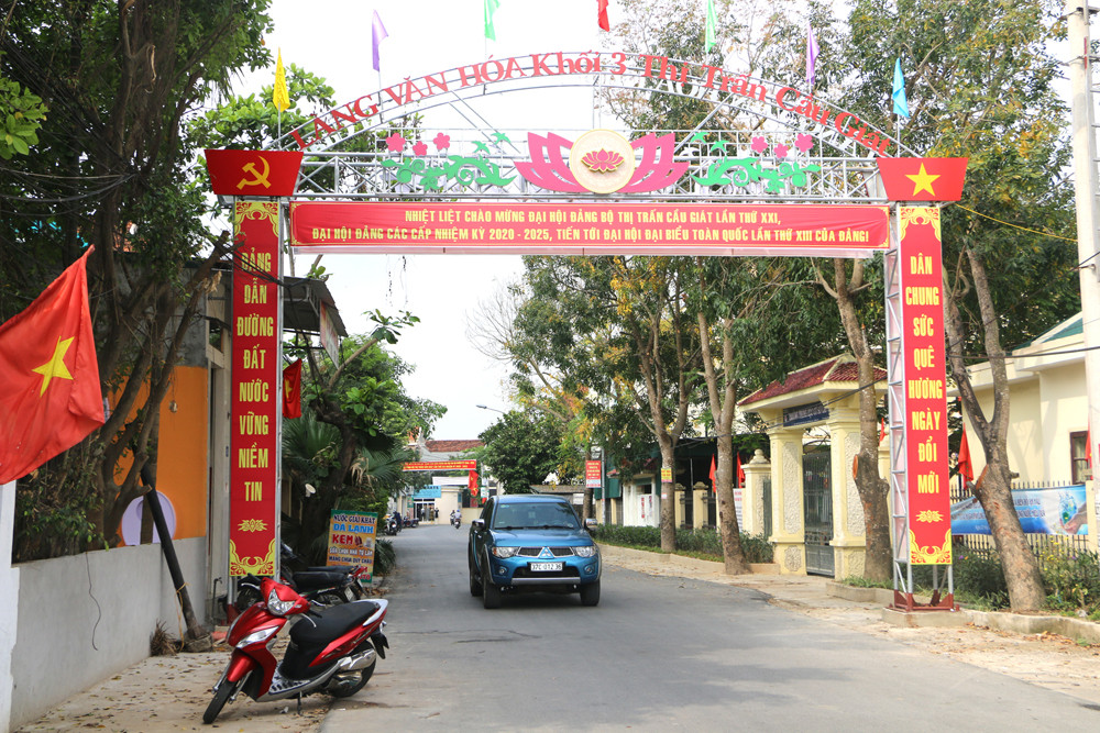 Các khối phố trang trí chào mừng Đại hội Đảng bộ thị trấn nhiệm kỳ 2020-2025. Ảnh: Nguyễn Hải