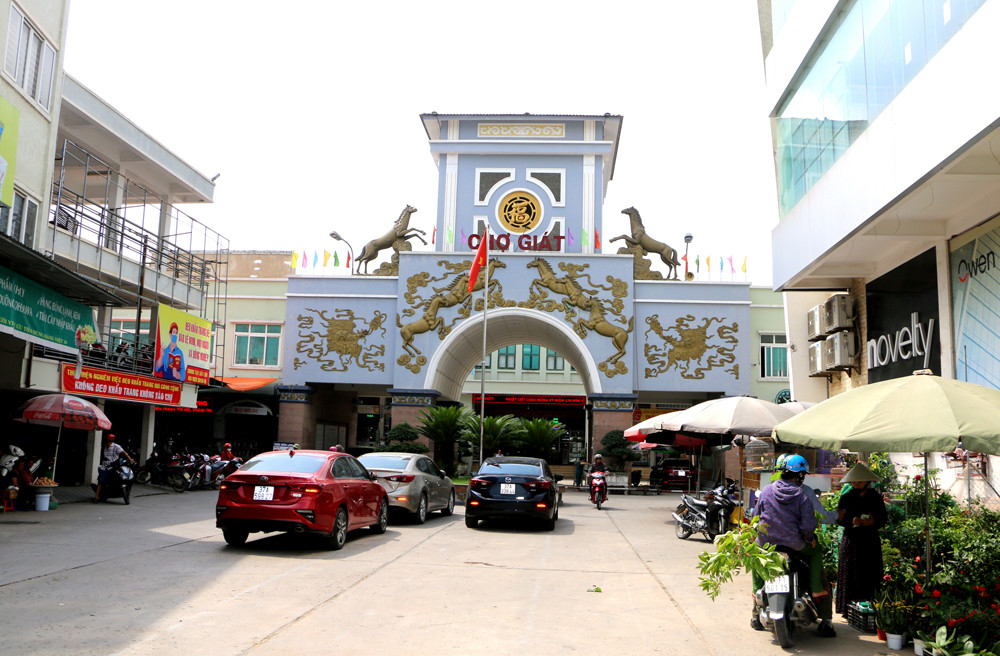 Chợ Giát là đầu mối thương mại lớn nhất huyện Quỳnh Lưu đang được từng bước đầu tư nâng cấp và mở rộng. Ảnh: Nguyễn Hải