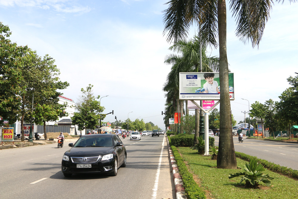 Giao thông trên tuyển Đại lộ Xô Viết Nghệ Tĩnh đã trở lại bình thường nhưng trước mắt vào ban đêm các ngày lễ hoặc cuối tuần sẽ thiếu hệ thống đèn trang trí. Ảnh: Nguyễn Hải