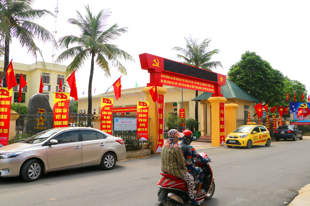 Trụ sở hành chính thị trấn được trang hoàng chào mừng Đại hội Đảng bộ nhiệm kỳ 2020-2025. Ảnh: Nguyễn Hải
