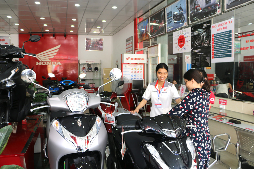 Kinh doanh dịch vụ xe máy tại thị trấn Cầu Giát hiệu quả góp phần tạo việc làm và nguồn thu cho ngân sách thị trấn. Ảnh: Nguyễn Hải