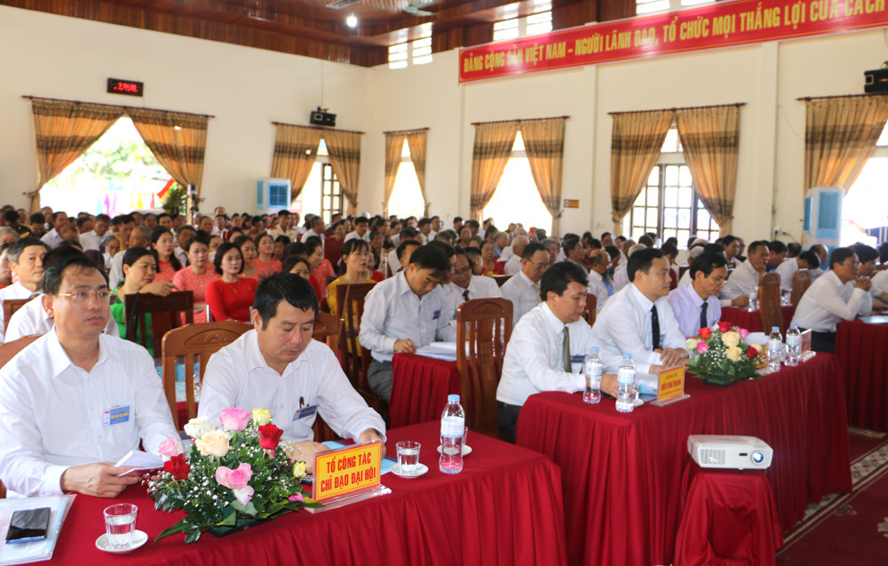 Lãnh đạo huyện và 216 Đại biểu dự Đại hội Đảng bộ thị trấn Cầu Giát nhiệm kỳ 2020-2025. Ảnh Nguyễn Hải