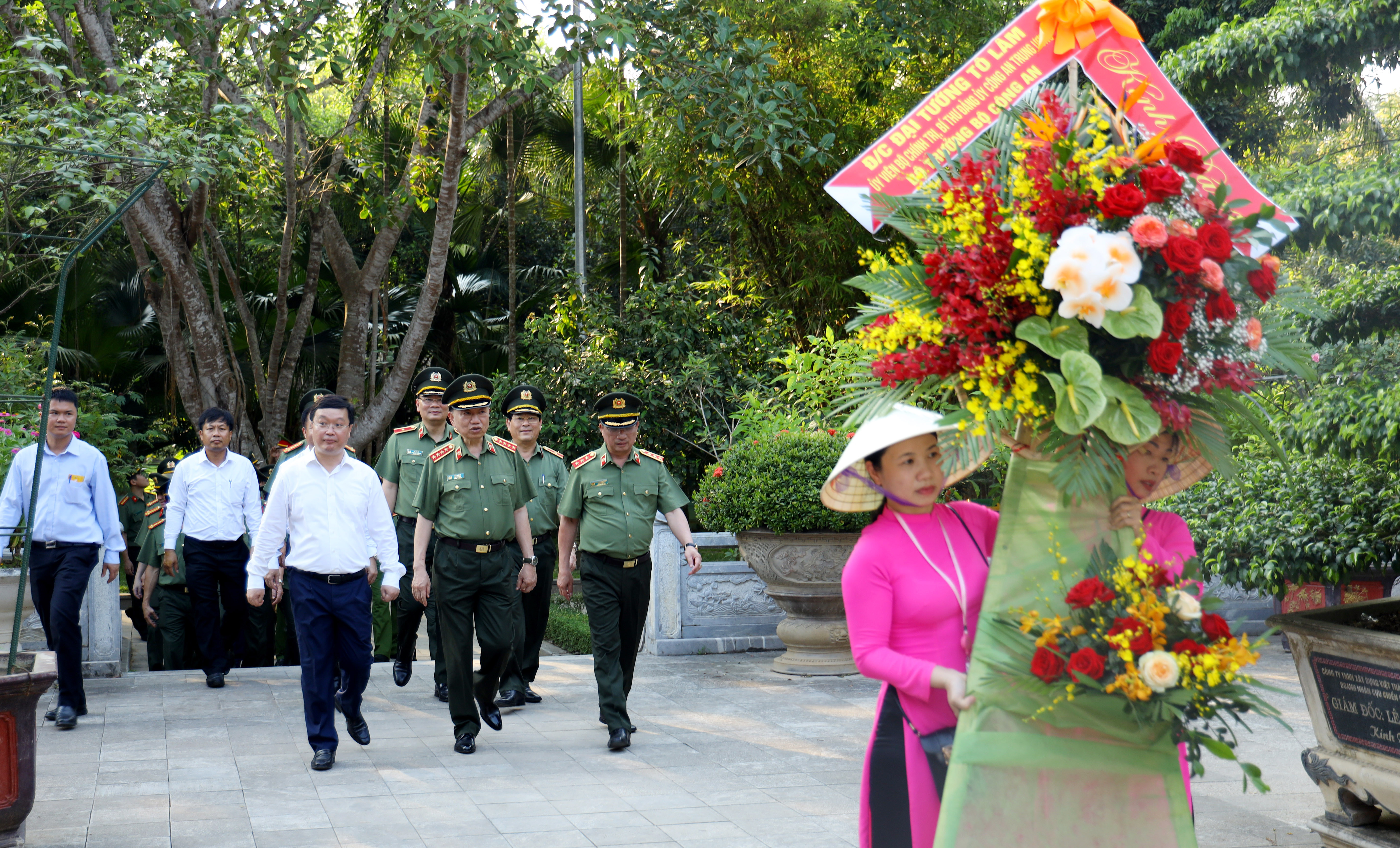 Đoàn đại biểu Bộ Công an cùng lãnh đạo tỉnh Nghệ An về Kim Liên (Nam Đàn) dâng hoa, dâng hương, tưởng niệm Chủ tịch Hồ Chí Minh. Ảnh Nguyên Sơn