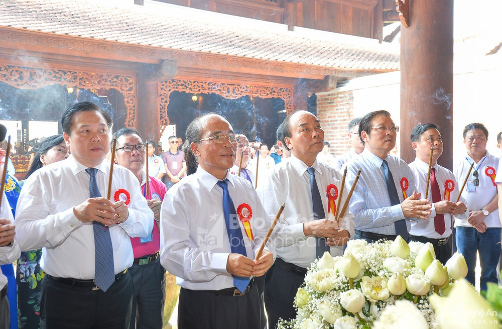 Các đại biểu dâng hoa, dâng hương ở Đền Chung Sơn trong buổi lễ khánh thành. Ảnh: Thành Cường