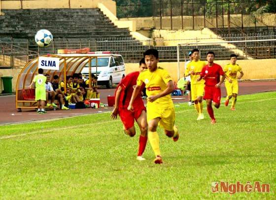  Nguyễn Hữu Tuấn (vàng) trong màu áo U19 SLNA. Ảnh tư liệu