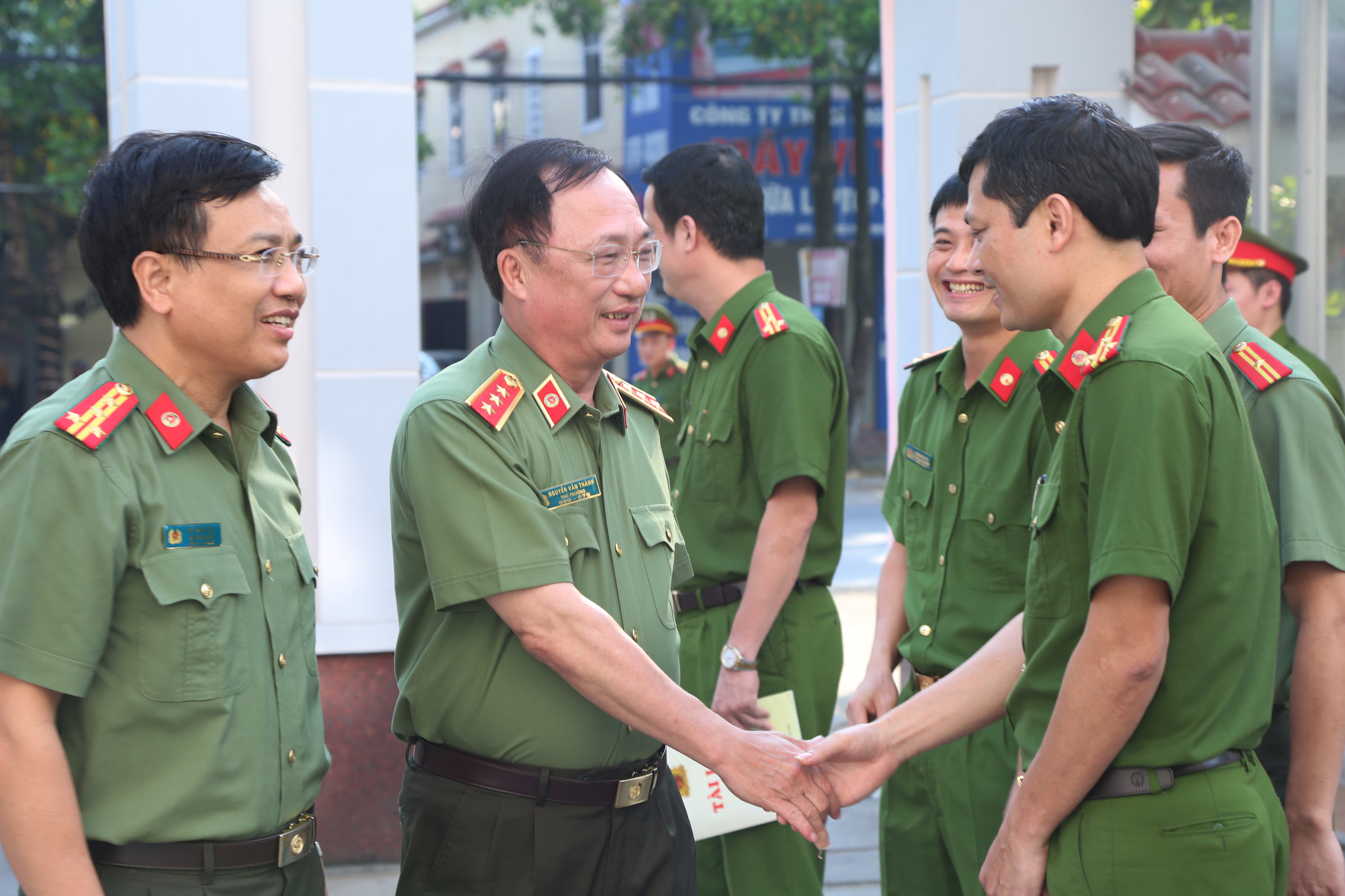 Thượng tướng Nguyễn Văn Thành thăm hỏi cán bộ, chiến sỹ Công an thành phố Vinh. Ảnh: Đào Tuấn