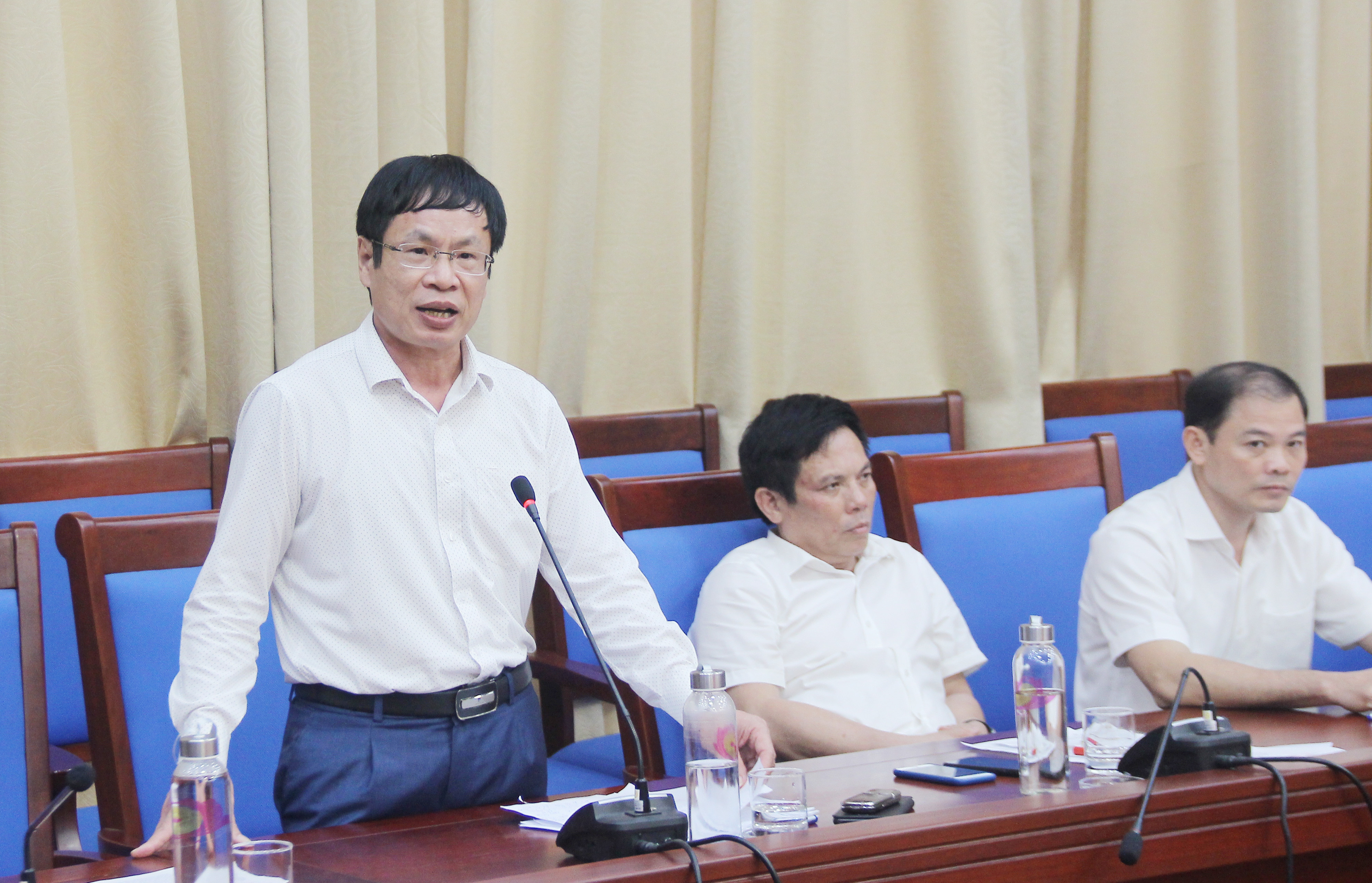 Phó Giám đốc Sở Tài nguyên và Môi trường Thái Văn Nông nêu bất cập trong xử lý rác thải sinh hoạt tại các huyện hiên nay. Ảnh: Mai Hoa