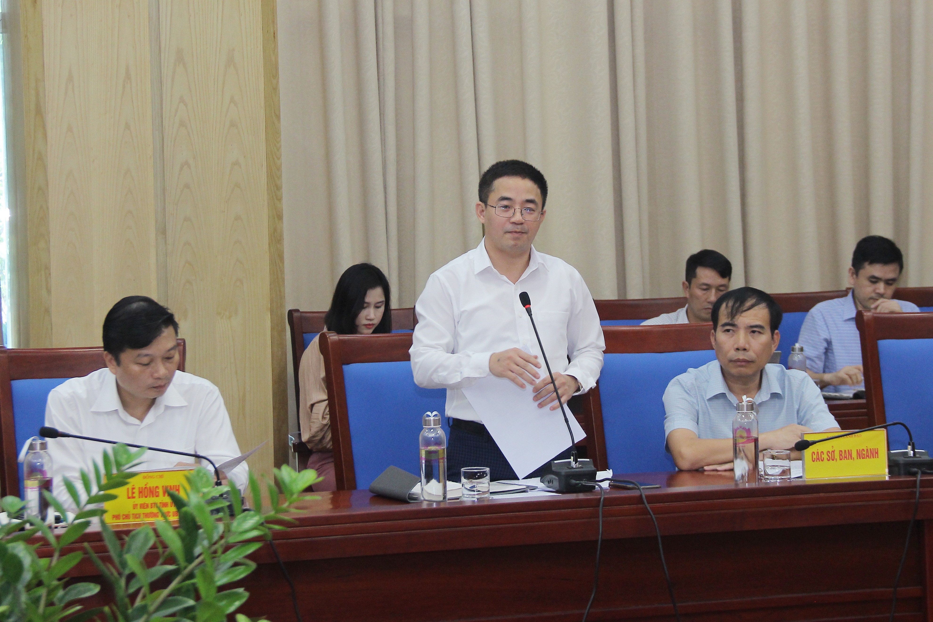 Thay mặt UBND tỉnh, Phó Giám đốc Sở KH&ĐT Nguyễn Xuân Đức báo cáo tình hình thực hiện kinh tế - xã hội trên địa bàn tỉnh 5 tháng đầu năm 2020. Ảnh: Mai Hoa