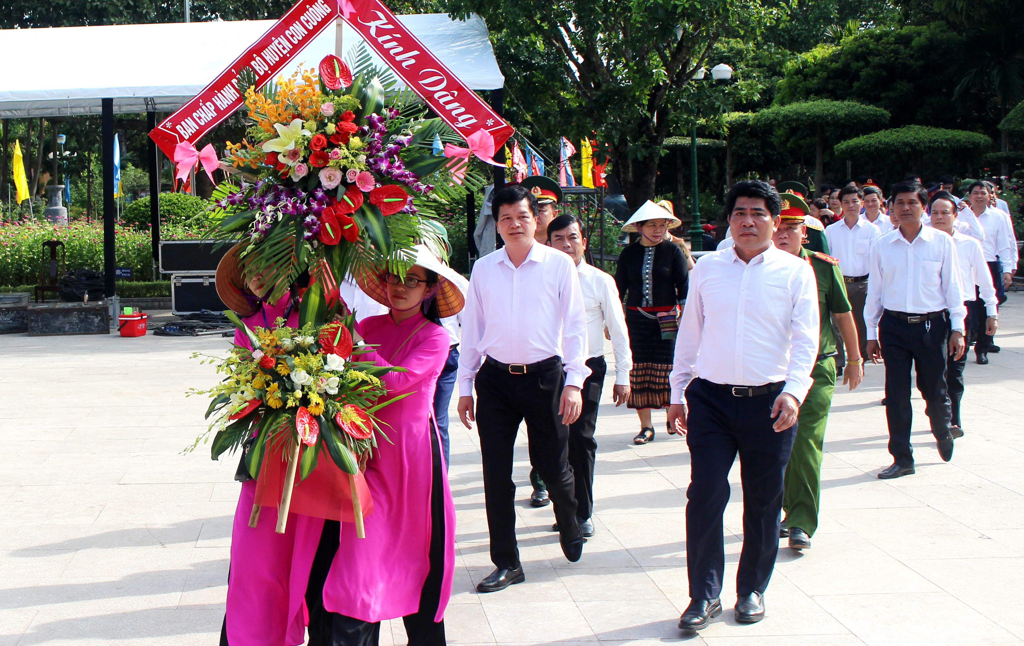 Đoàn đại biểu huyện Con Cuông tổ chức dâng hoa báo công với Bác Hồ tại Khu di tích lịch sử quốc gia đặc biệt Kim Liên (Nam Đàn). Ảnh Bá Hậu