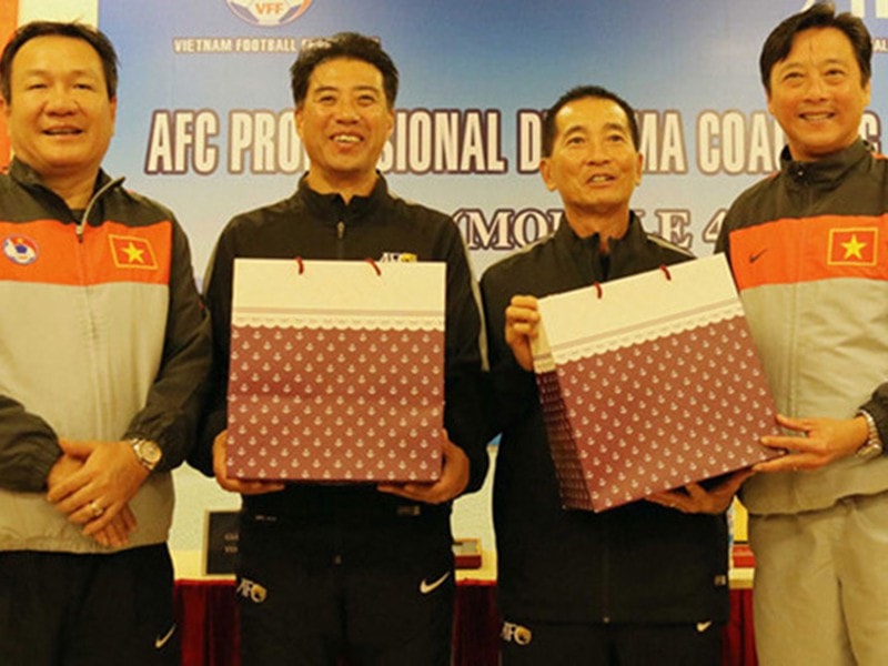 GĐKT Adachi Yusuke (thứ hai từ trái) từng giảng dạy lớp HLV AFC Pro cho các HLV Việt Nam như Hoàng Văn Phúc, Lê Huỳnh Đức. Ảnh: CTV